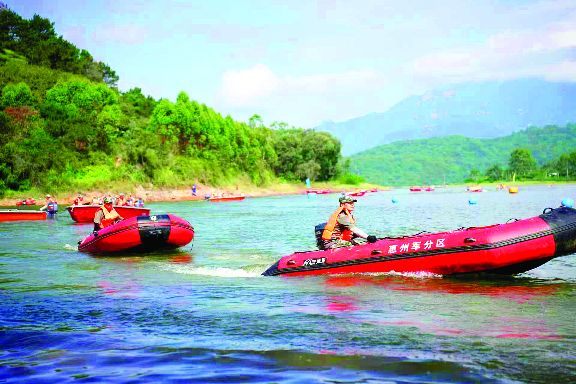     港口“英雄民兵连”参加抗洪抢险比武竞赛。