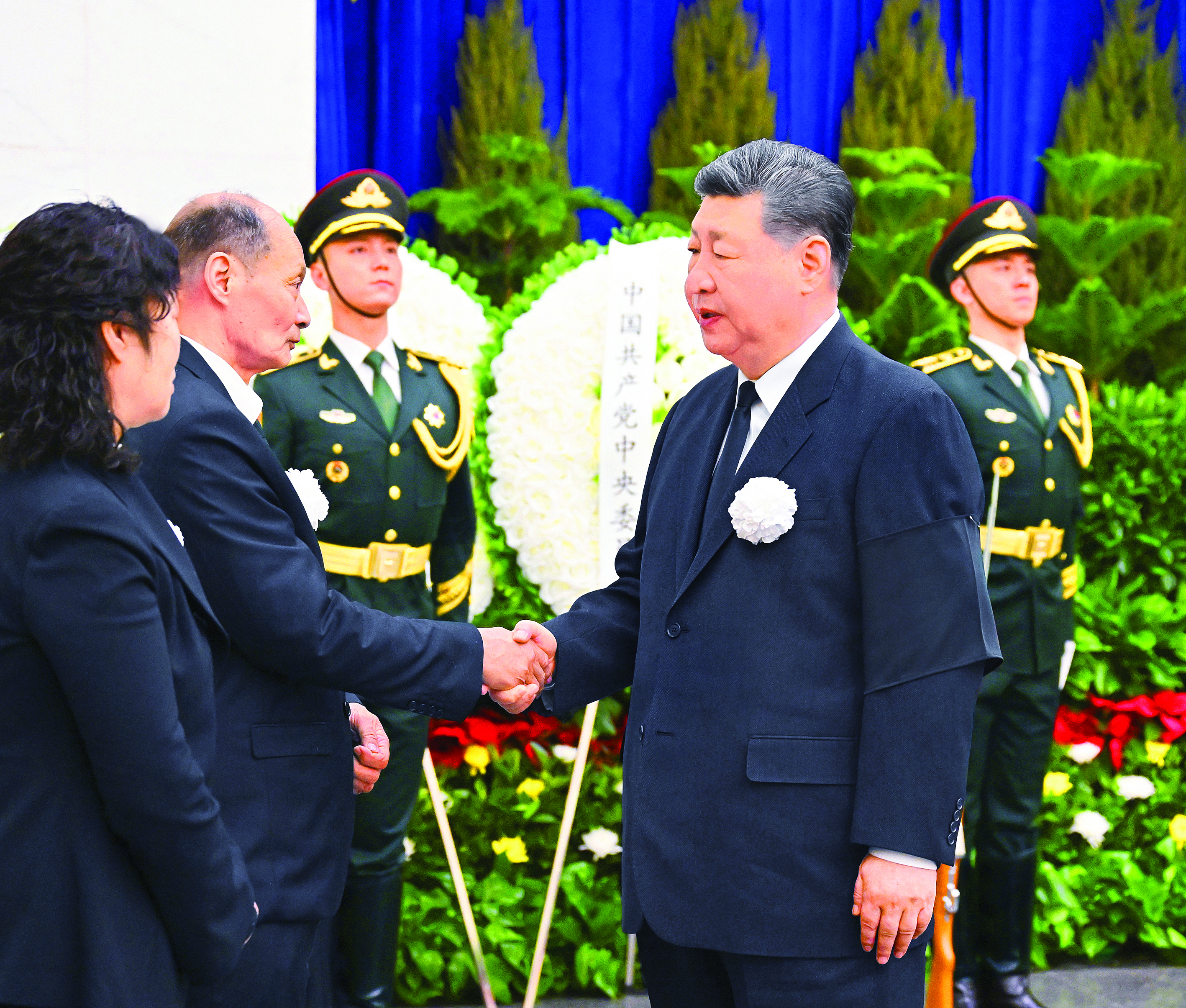     3月10日，宋平同志遗体在北京八宝山革命公墓火化。习近平、李强、赵乐际、王沪宁、蔡奇、丁薛祥、李希、韩正等前往八宝山送别，胡锦涛送花圈表示哀悼。这是习近平与宋平亲属握手，表示深切慰问。新华社发