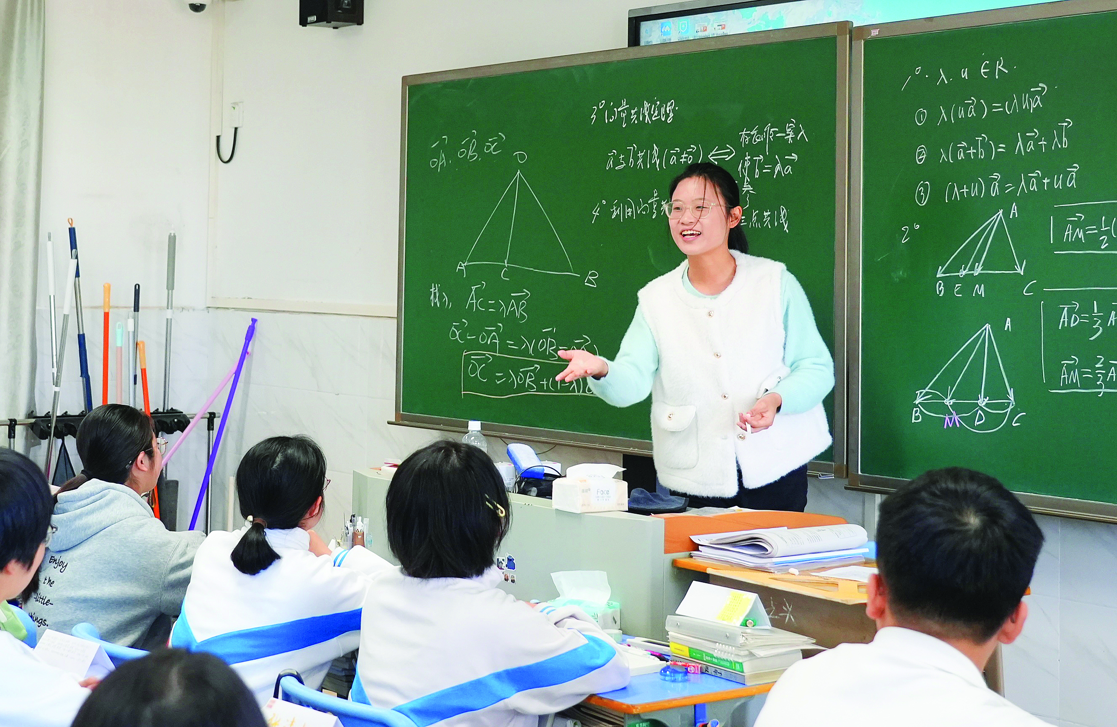     闻友婷在给学生上课。惠州日报记者张艺明 摄