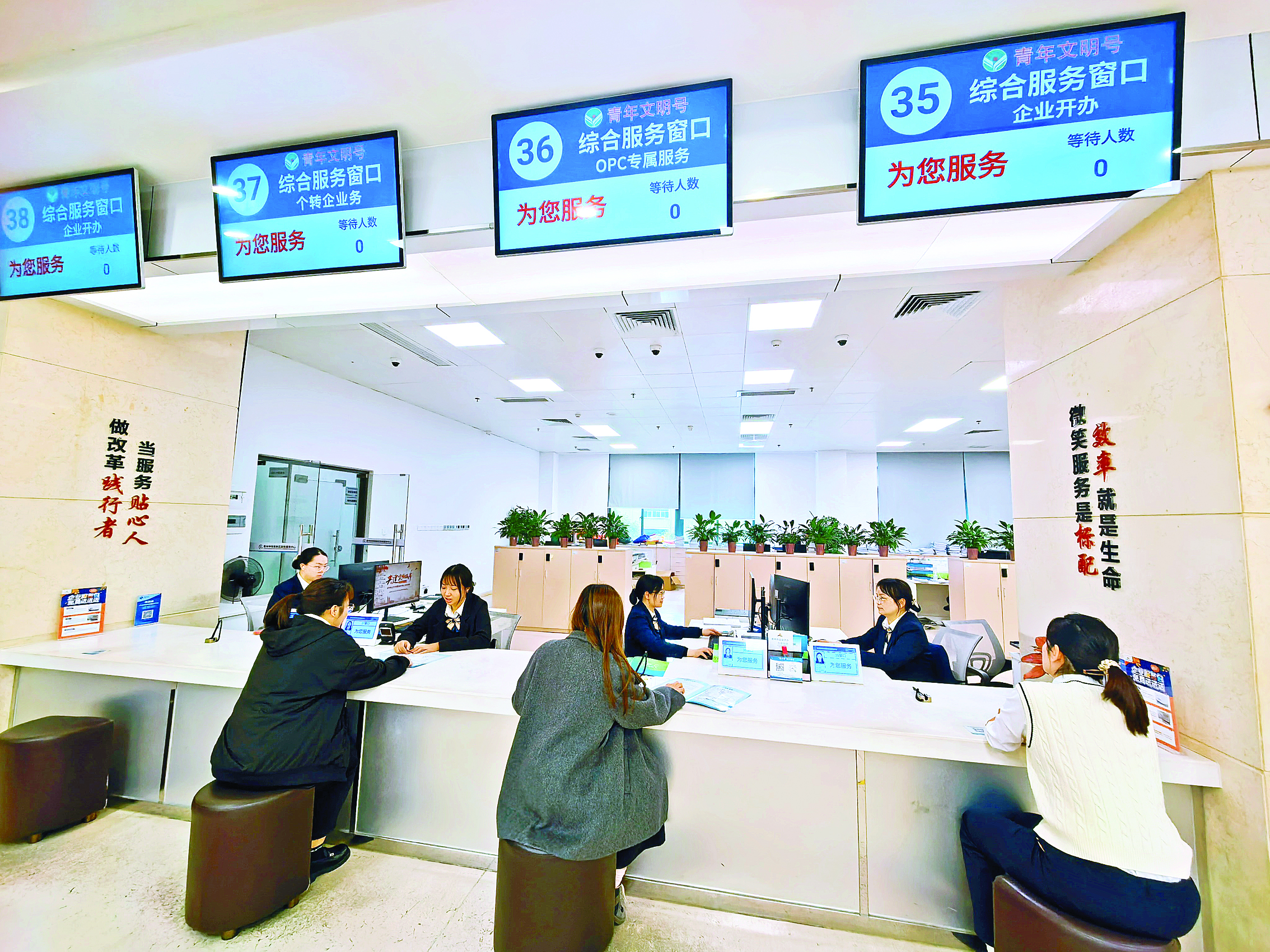     市民在OPC专窗办理业务。