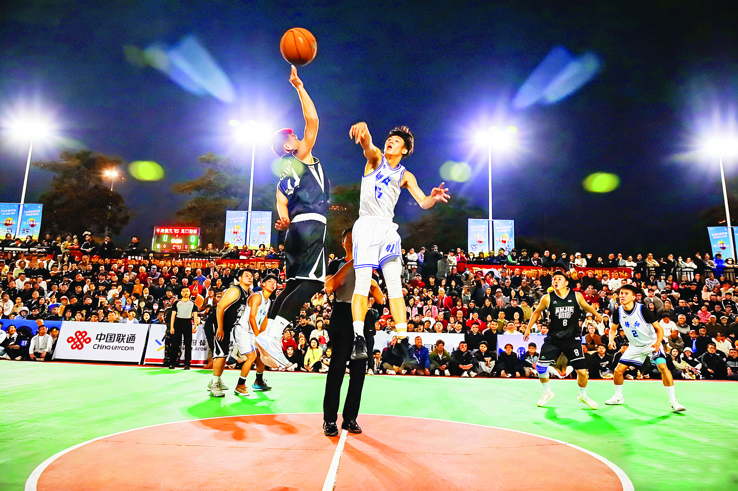     篮球对决精彩上演。    惠州日报记者蔡伟健 通讯员苏慧玲 摄