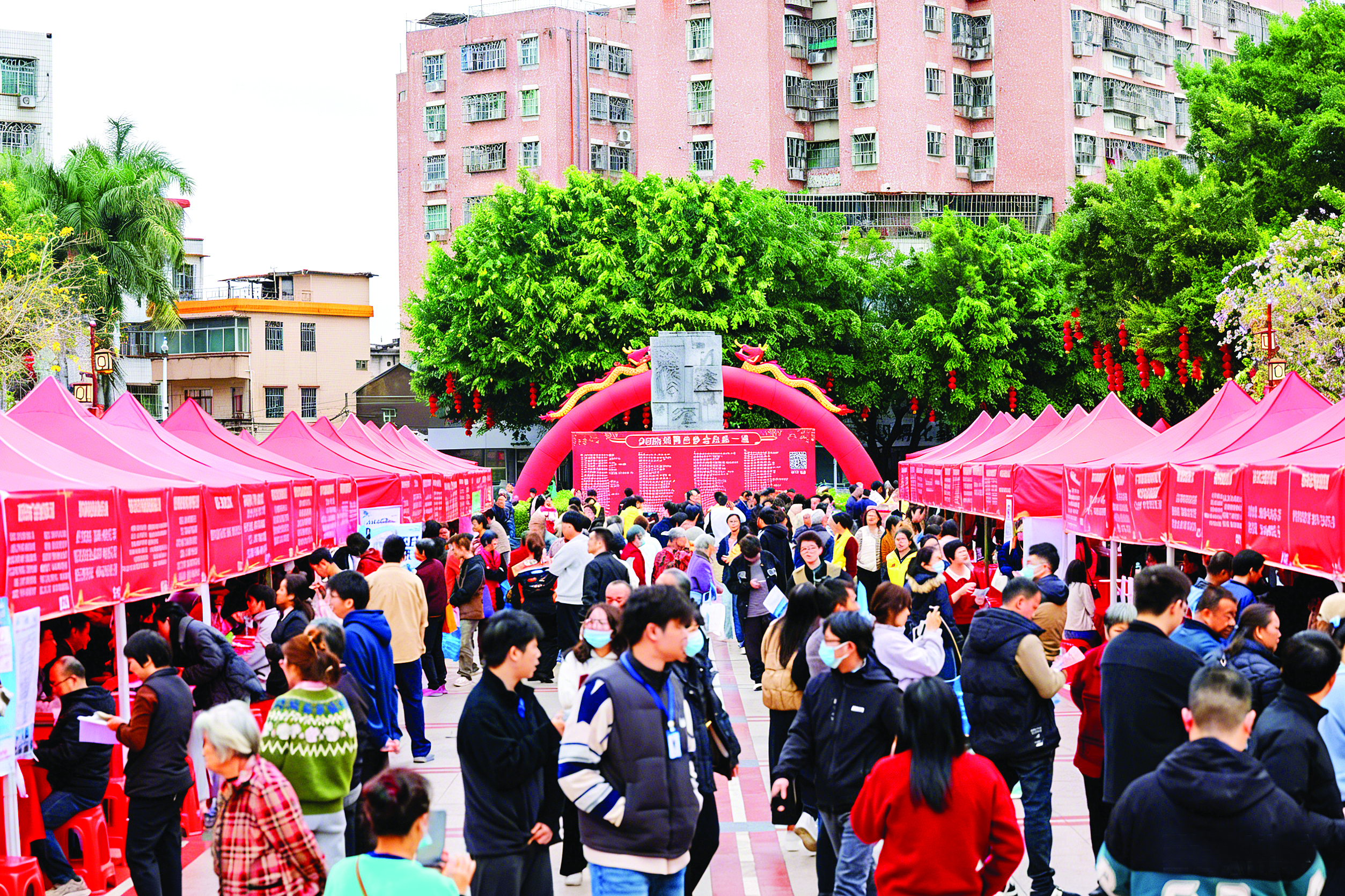     招聘会现场。惠州日报记者洪鹊儿 通讯员蓝燕辉 摄