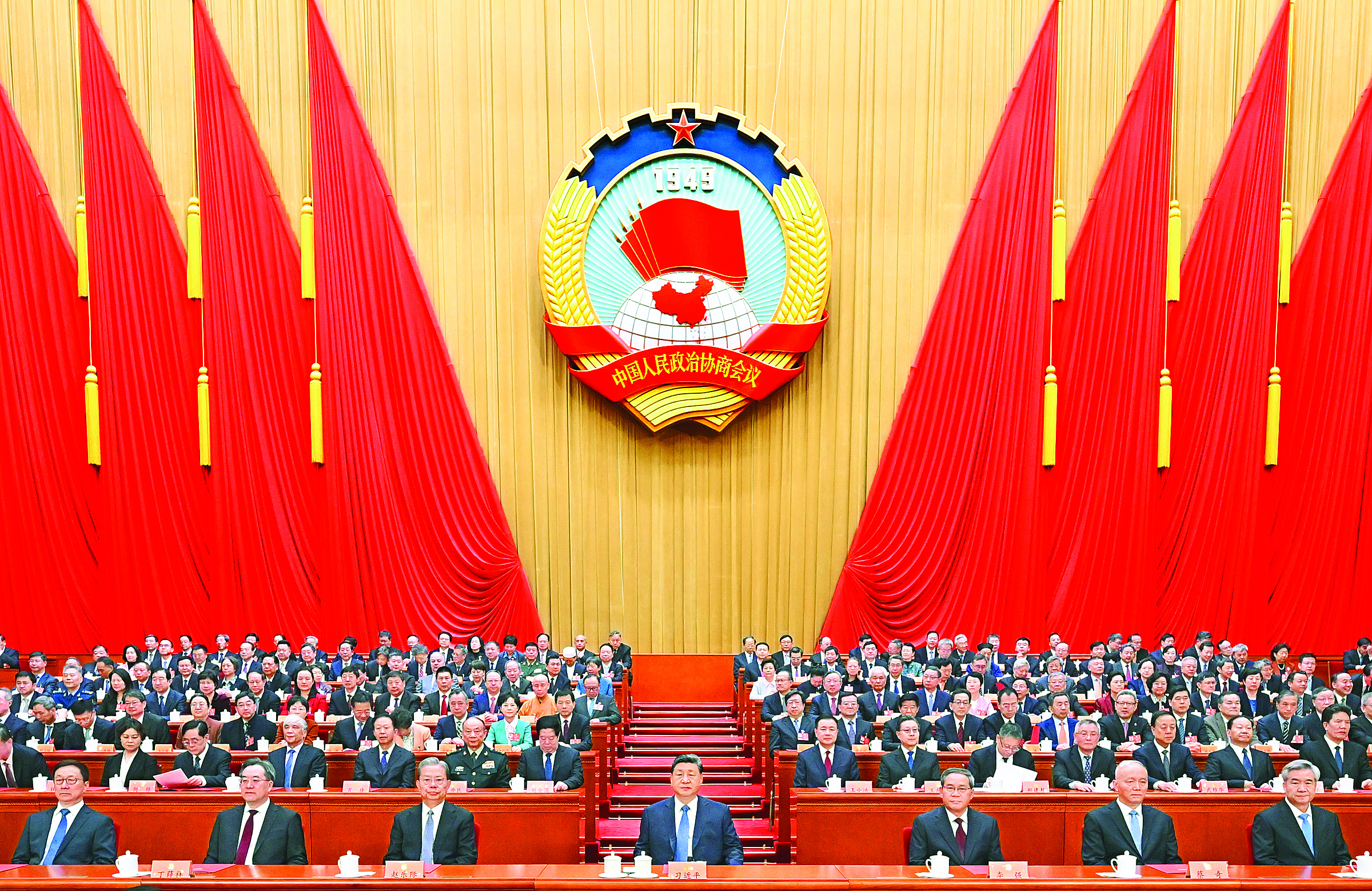     3月11日上午，中国人民政治协商会议第十四届全国委员会第四次会议在北京人民大会堂闭幕。这是习近平、李强、赵乐际、蔡奇、丁薛祥、李希、韩正在主席台就座。    新华社发