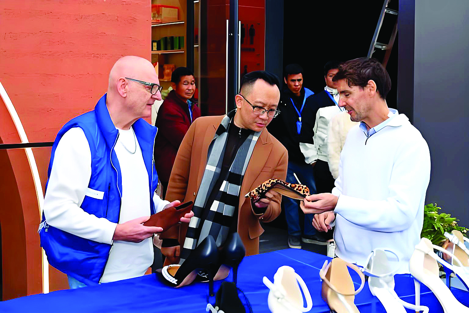     时尚女鞋2026春夏新款集中发布会上，惠东新品女鞋吸引众多客商关注。    惠州日报记者蔡伟健 通讯员陈宇豪 摄