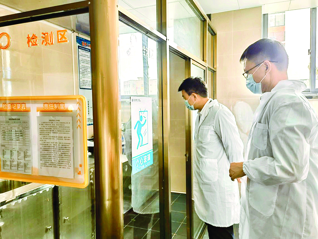     检查组监督食材快速检测情况。惠州日报记者张宇琪 通讯员李翠荣 杨睿 摄