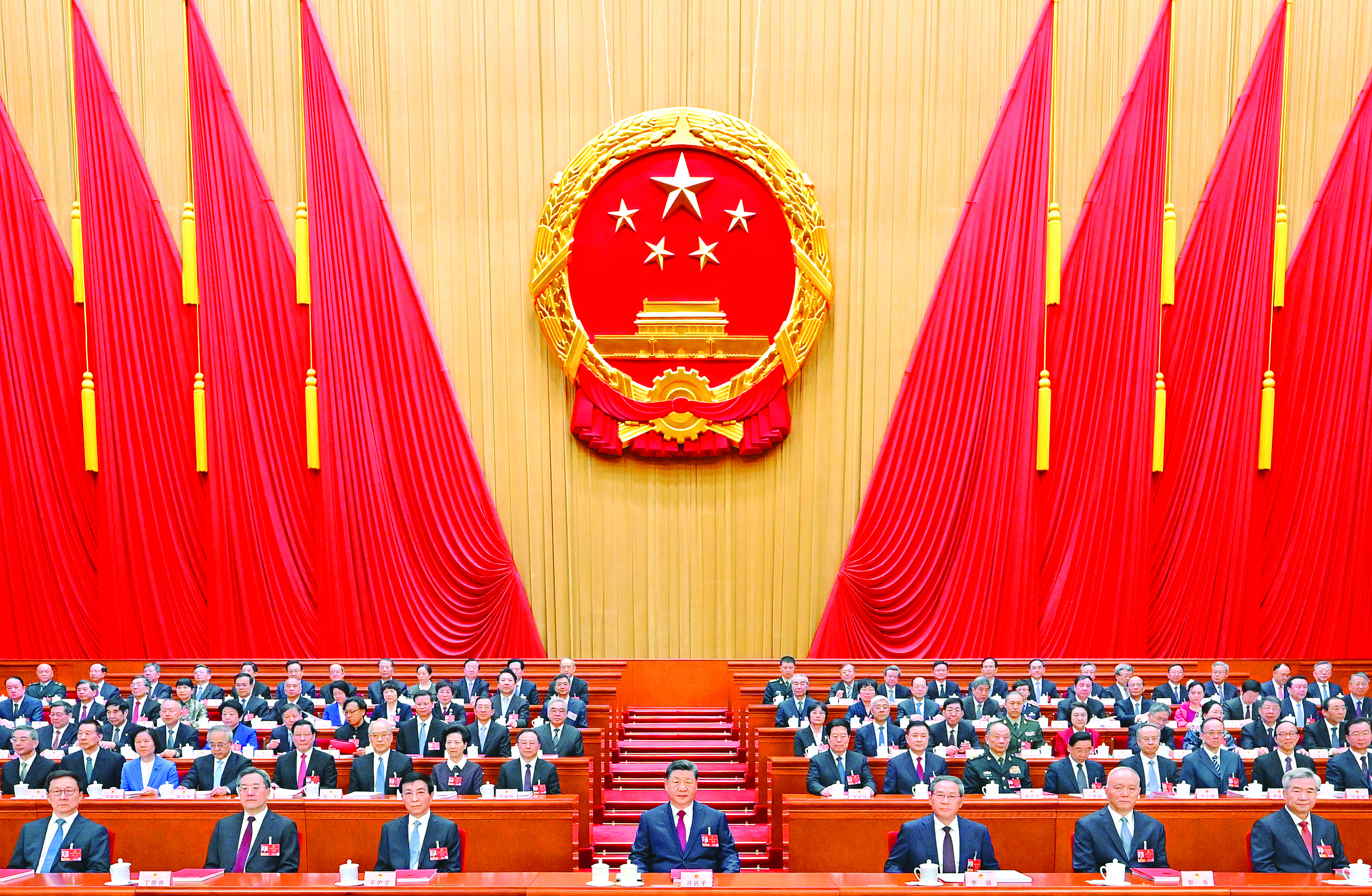     3月12日下午，第十四届全国人民代表大会第四次会议在北京人民大会堂闭幕。党和国家领导人习近平、李强、王沪宁、蔡奇、丁薛祥、李希、韩正等在主席台就座。    新华社发