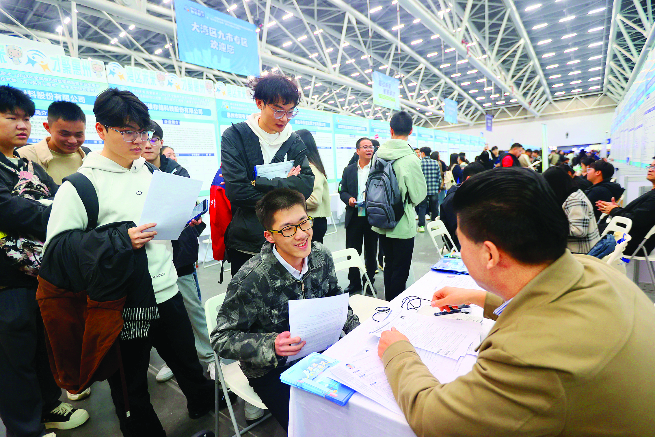     去年3月16日在广州广交会展馆举行的全国城市联合招聘高校毕业生春季专场活动受到求职者欢迎（资料图片）。惠州东江图片社供图