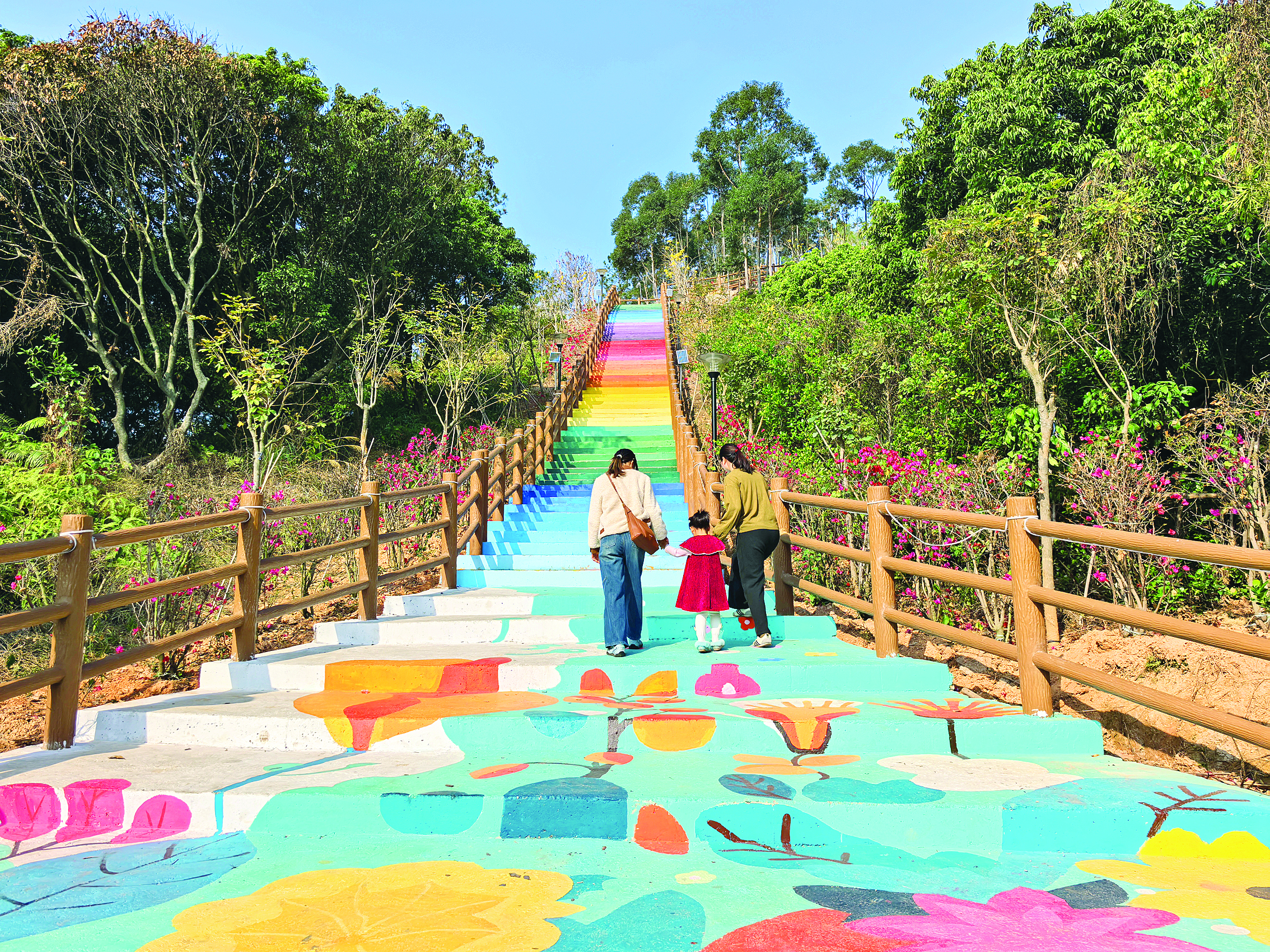     游客沿着“星路花语”登山道拾阶而上，打卡拍照很出片。