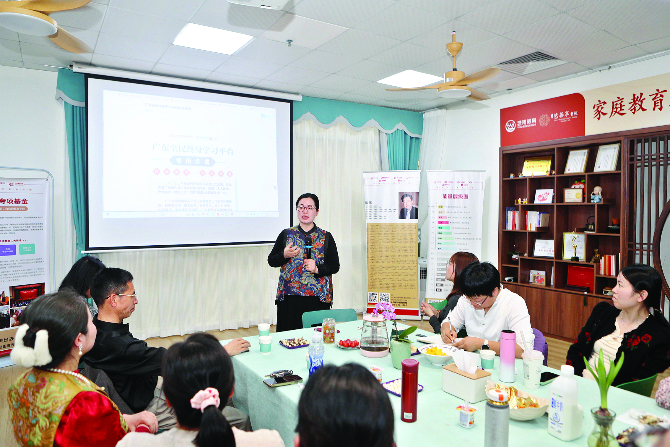     艺善享书苑惠州分区读书会的学员结合“广东全民终身学习平台”，学习分享教育心得。惠州日报钟畅新 摄