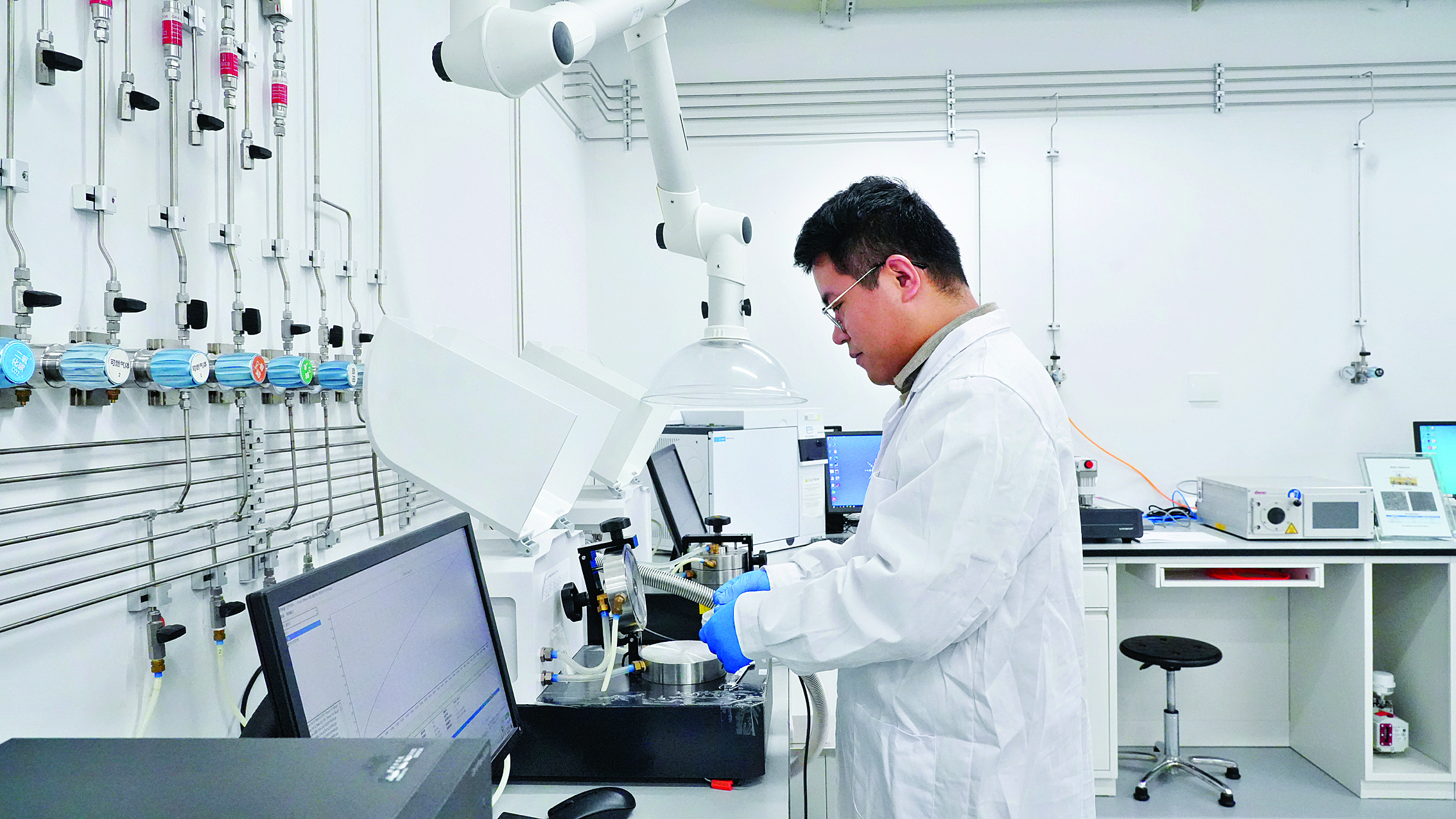     东江核技术应用（广东）有限公司实验室技术人员在做检测。    惠州日报记者汤渝杭 摄