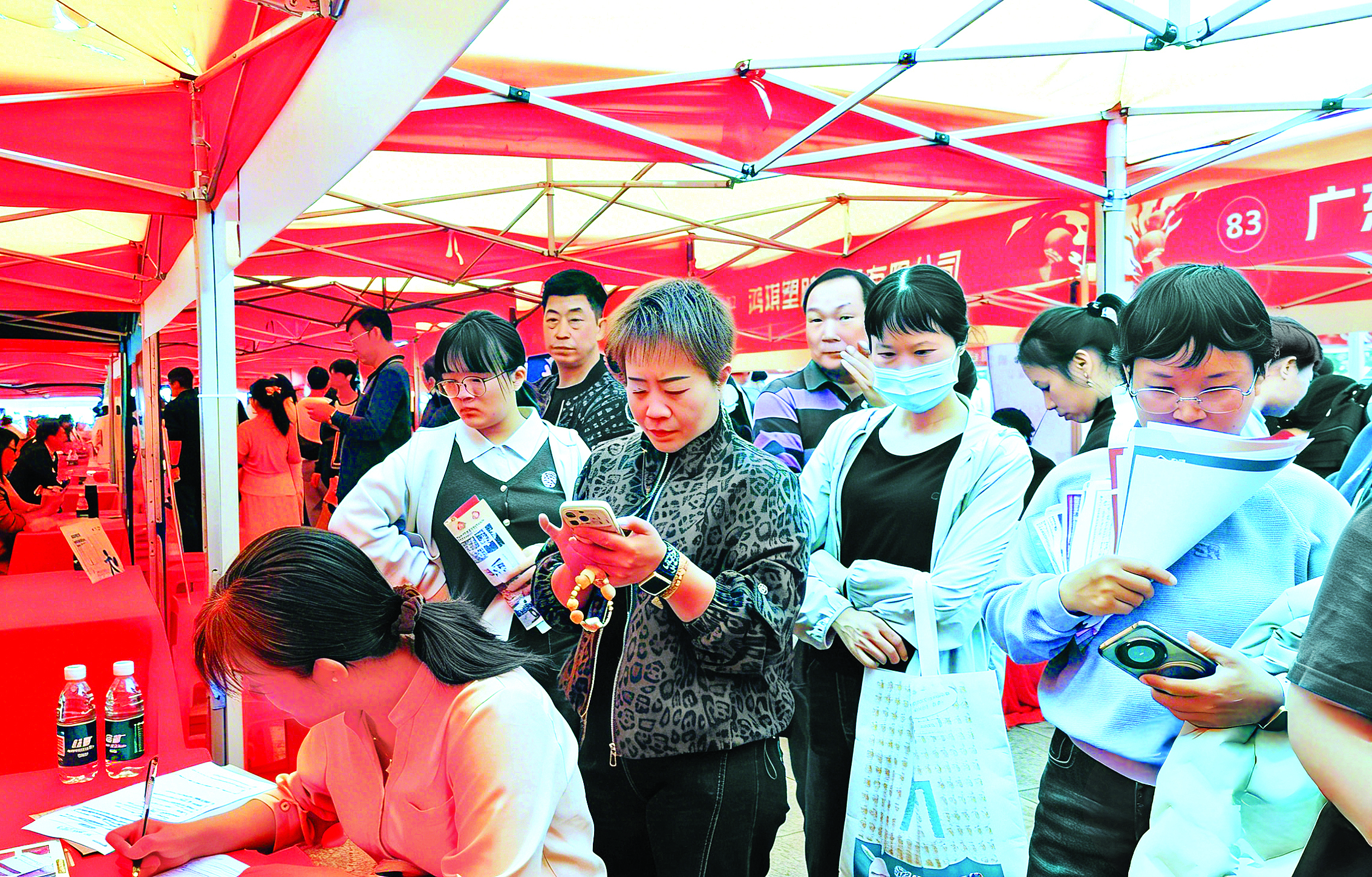     招聘会现场人头攒动。