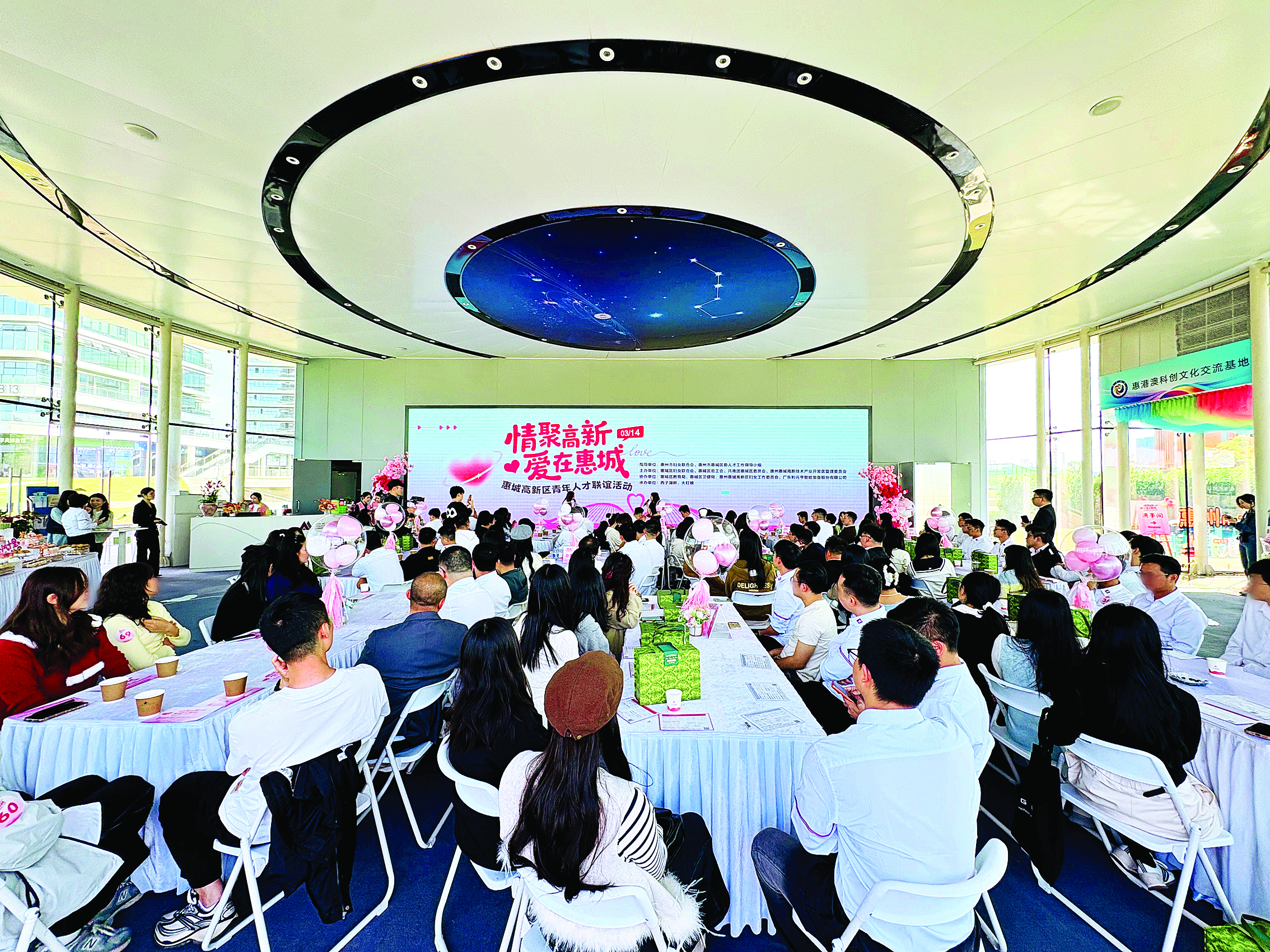     120名优秀单身青年参与了首场活动。