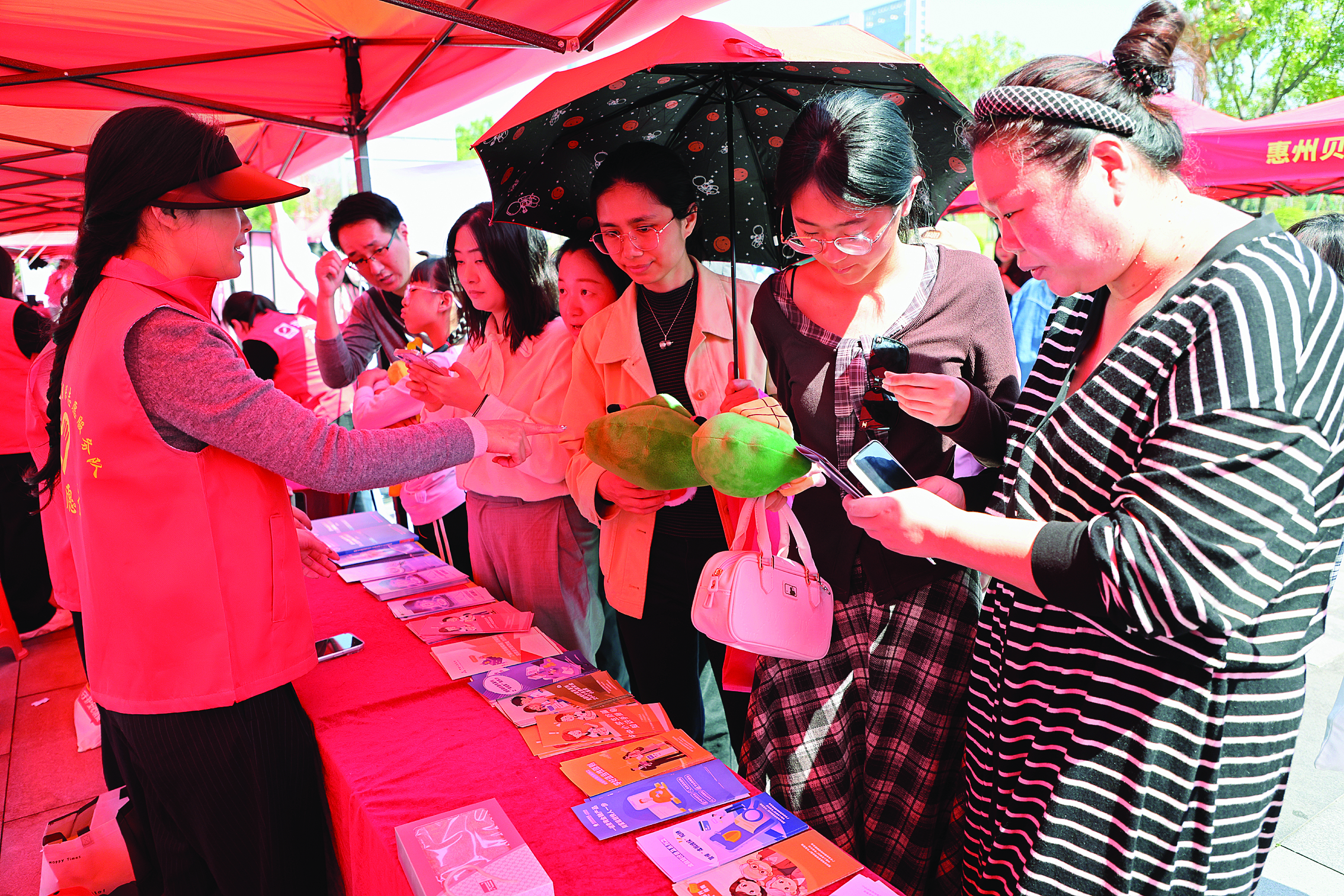     市民在咨询消费者权益保护知识。惠州日报记者王建桥 摄