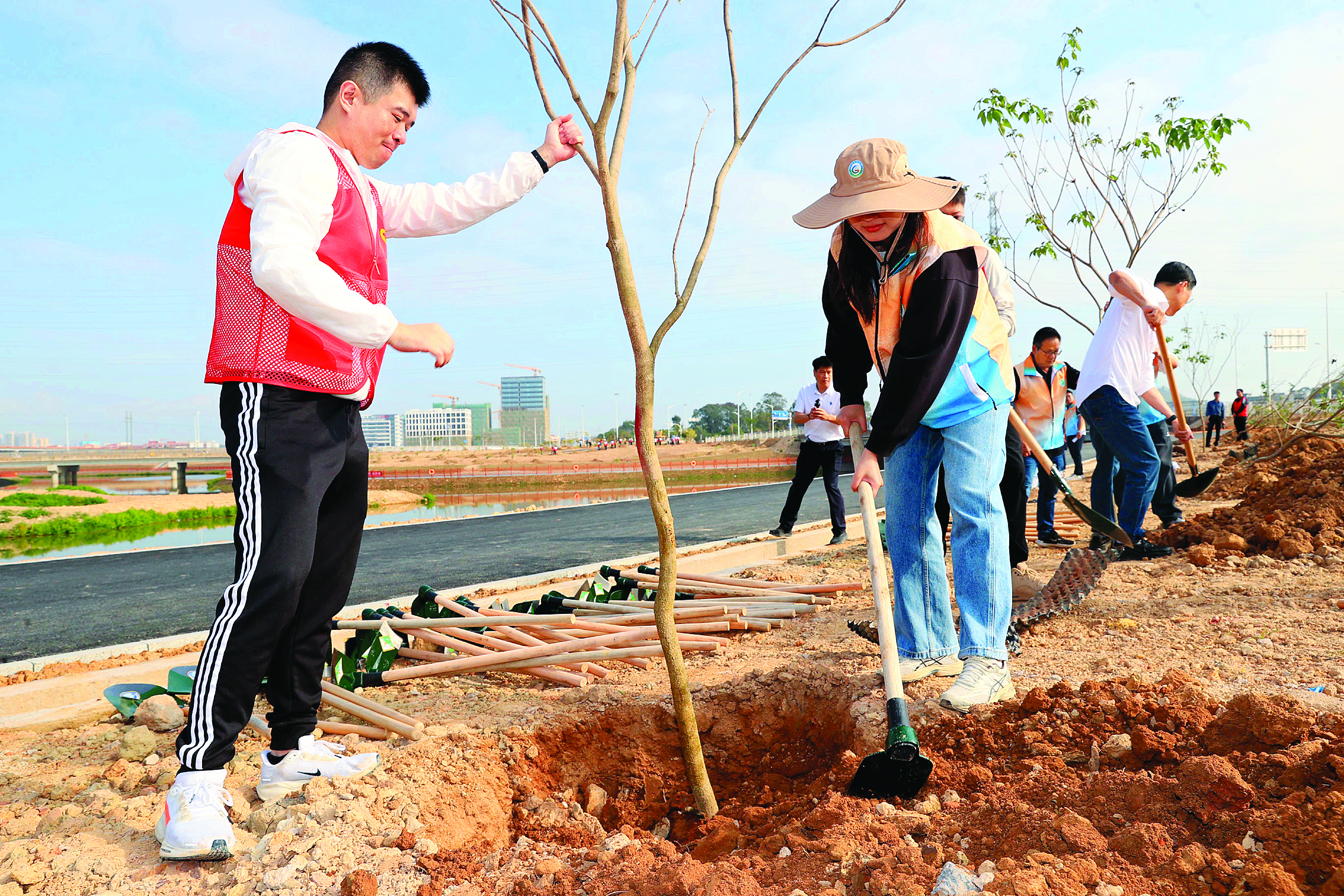     3月17日上午，2026年惠州市义务植树活动在惠城高新区鹿岗片区举行。惠州日报记者杨建业 摄