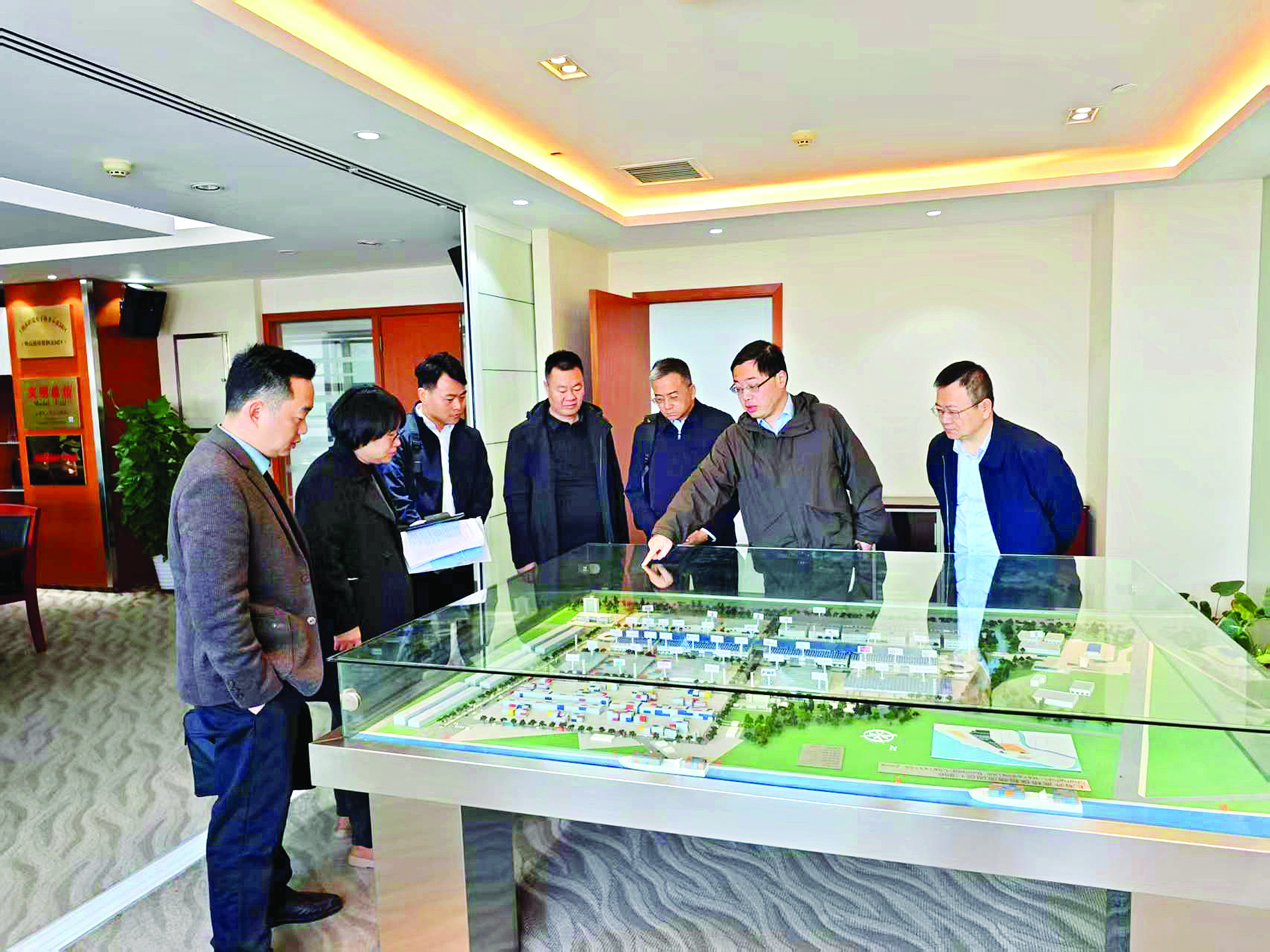     调研团到上海外高桥港综合保税区实地调研。