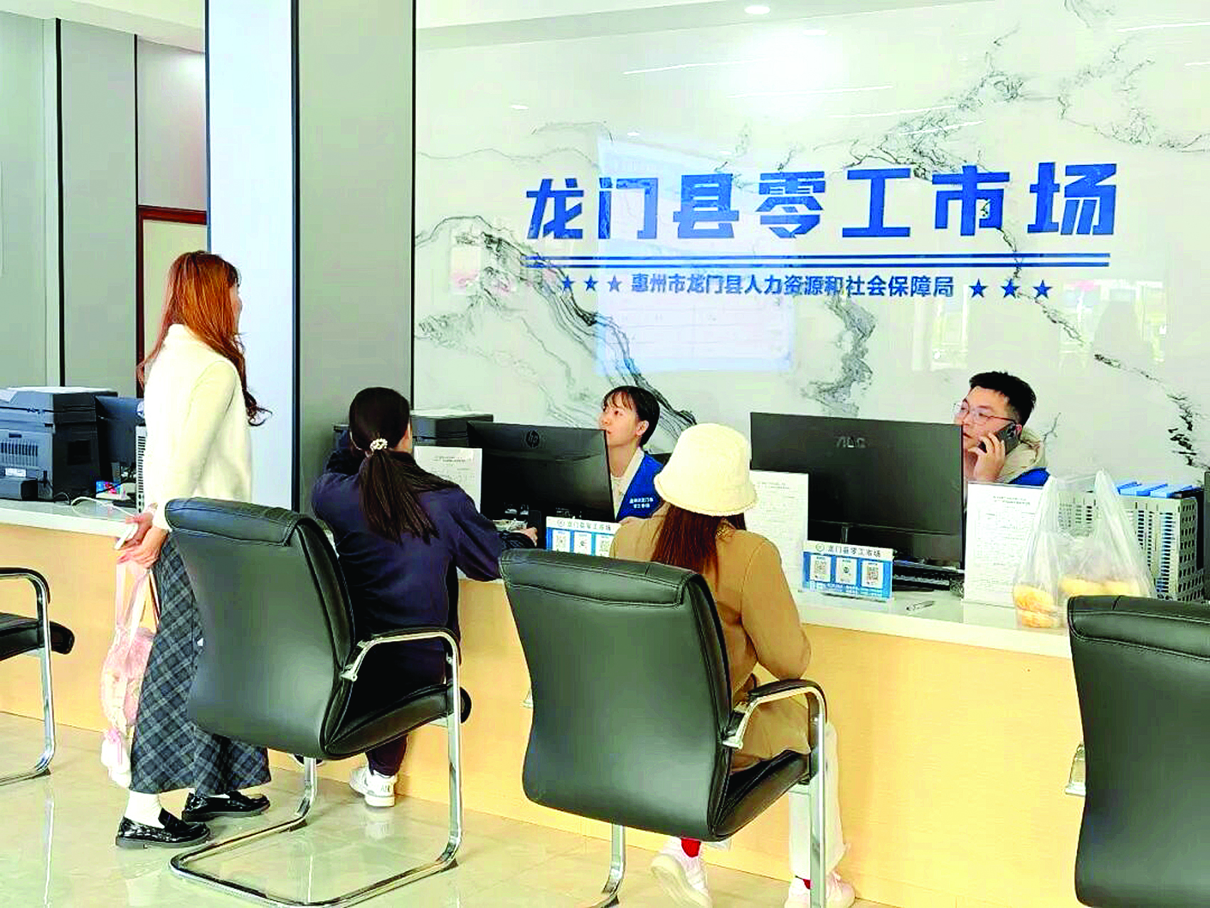     群众到零工市场咨询用工信息。    本组图片 惠州日报记者黄宇翔 通讯员龙融心 摄