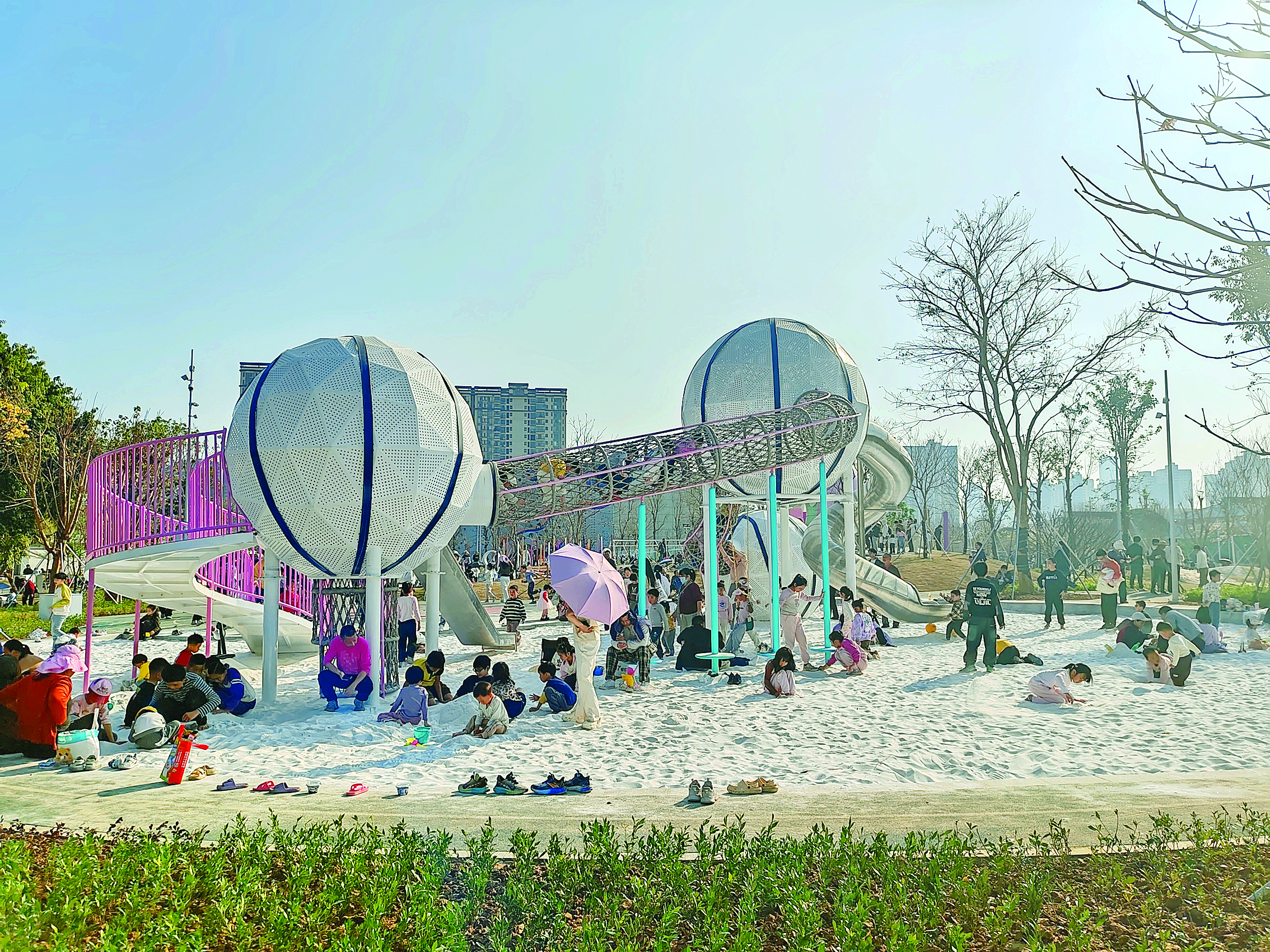     惠州全力推动儿童友好城市建设，图为孩子们在惠州市儿童公园玩耍。惠州日报记者马海菊 摄