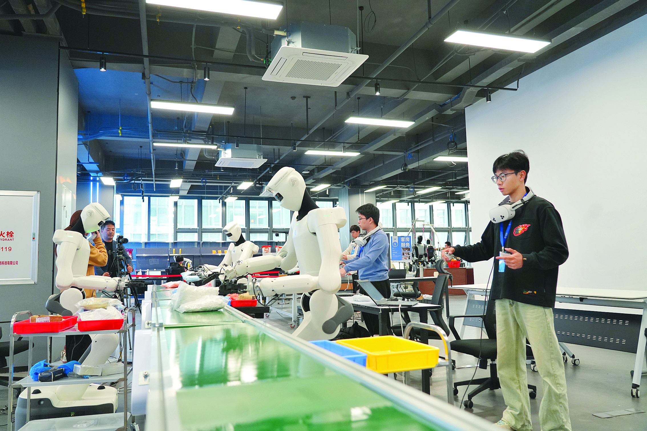     训练师操控机器人在模拟流水线上分拣物品。本组图片 惠州日报记者许文昌 摄