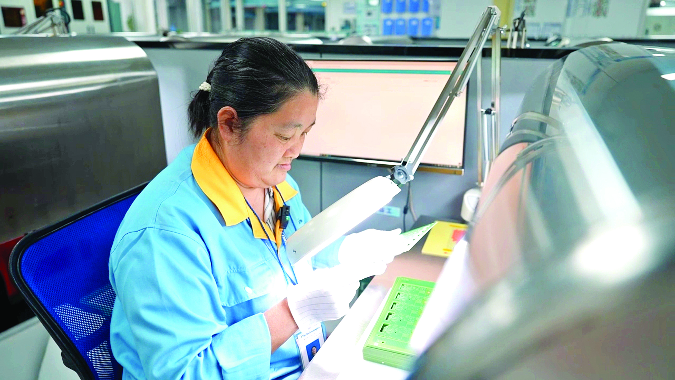     罗会玲对电路板产品进行检测。