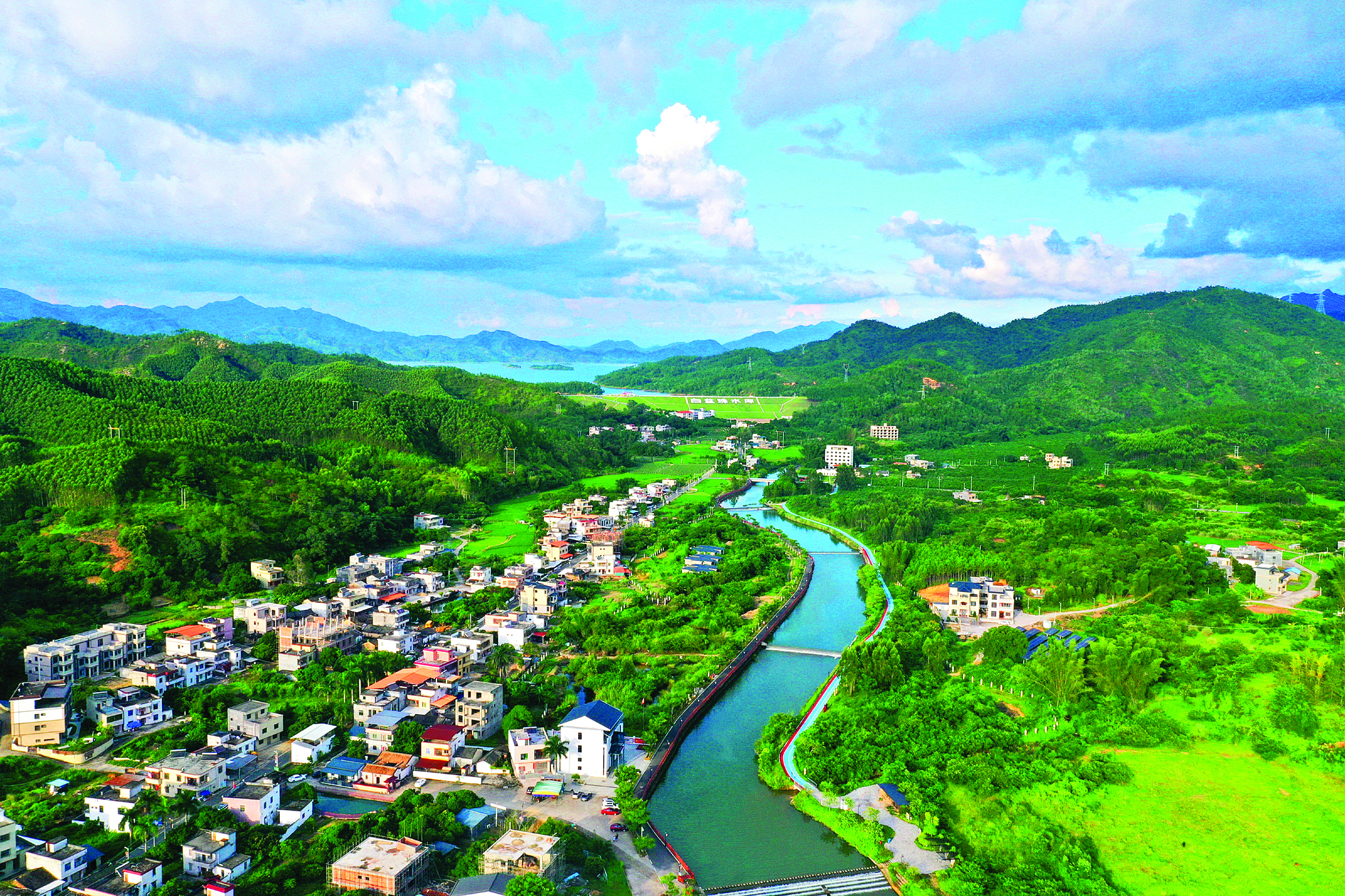     惠东白盆珠“山湖毓秀·康养休闲”美丽乡村走廊串联绿水青山与金山银山。