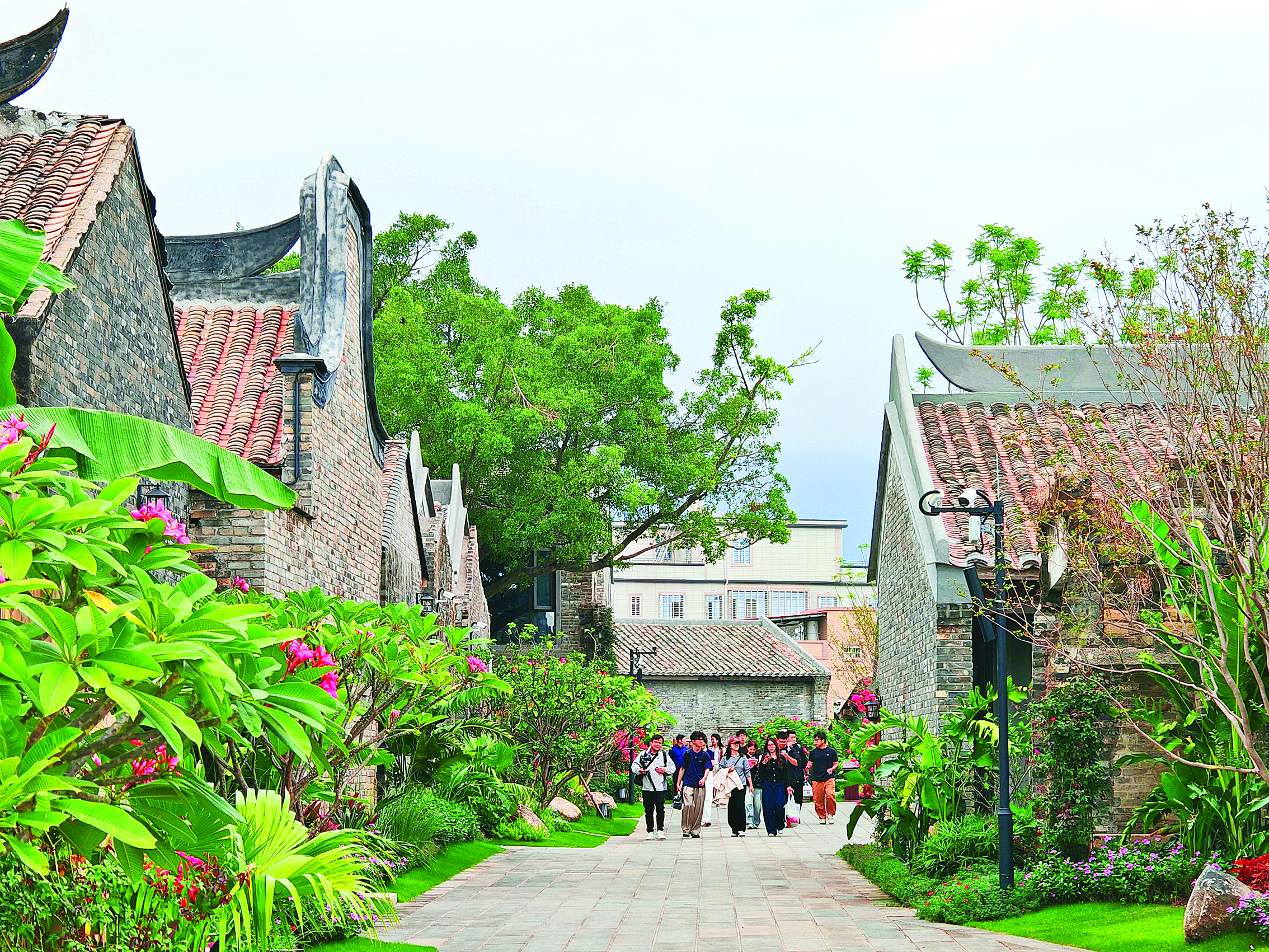 <p>    山下古村落经修缮后成为热门打卡地。</p>