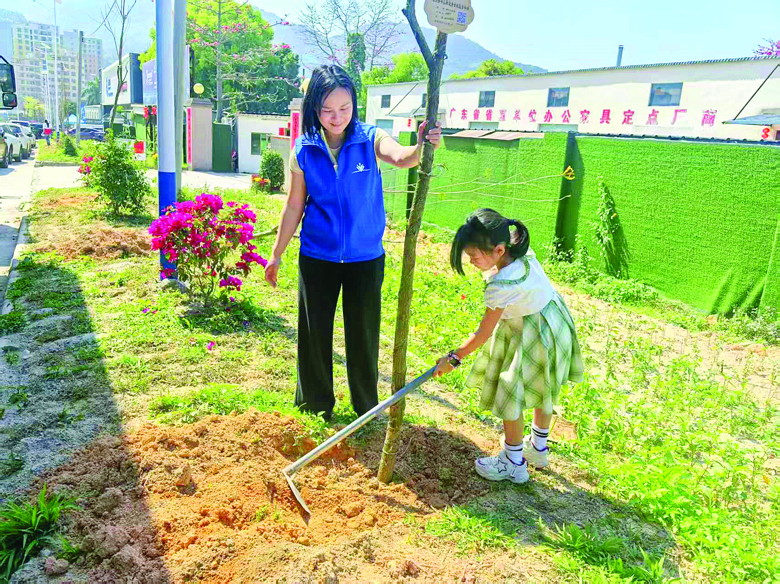     共青团惠东县委员会在平山街道青云民营工业区开展树木认种认养活动。    惠州日报记者洪鹊儿 通讯员李嘉嘉 摄