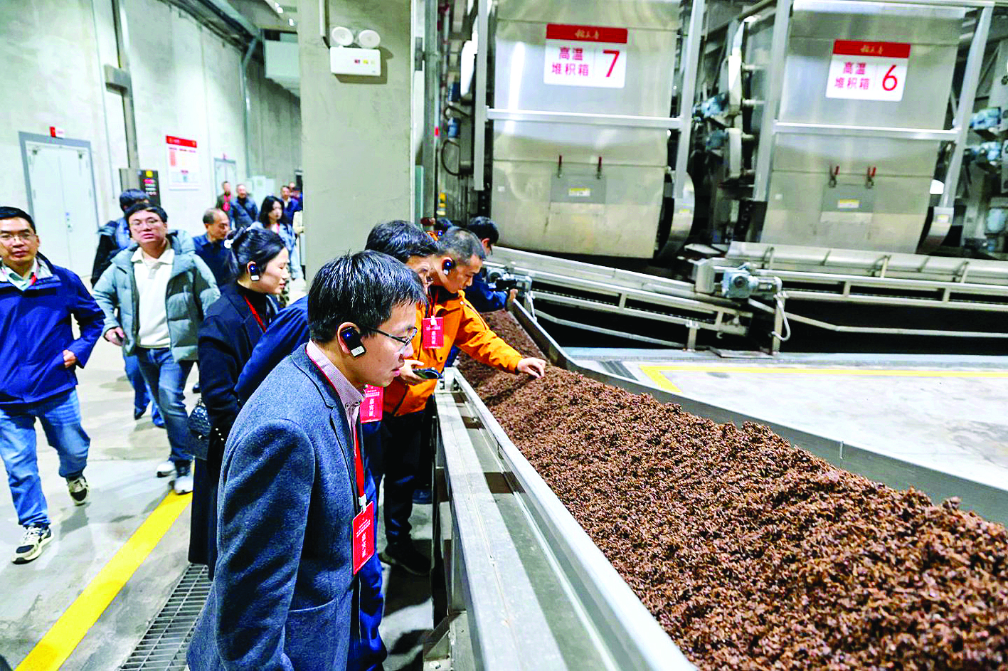 <p>    调研稻花香酿酒车间。</p>