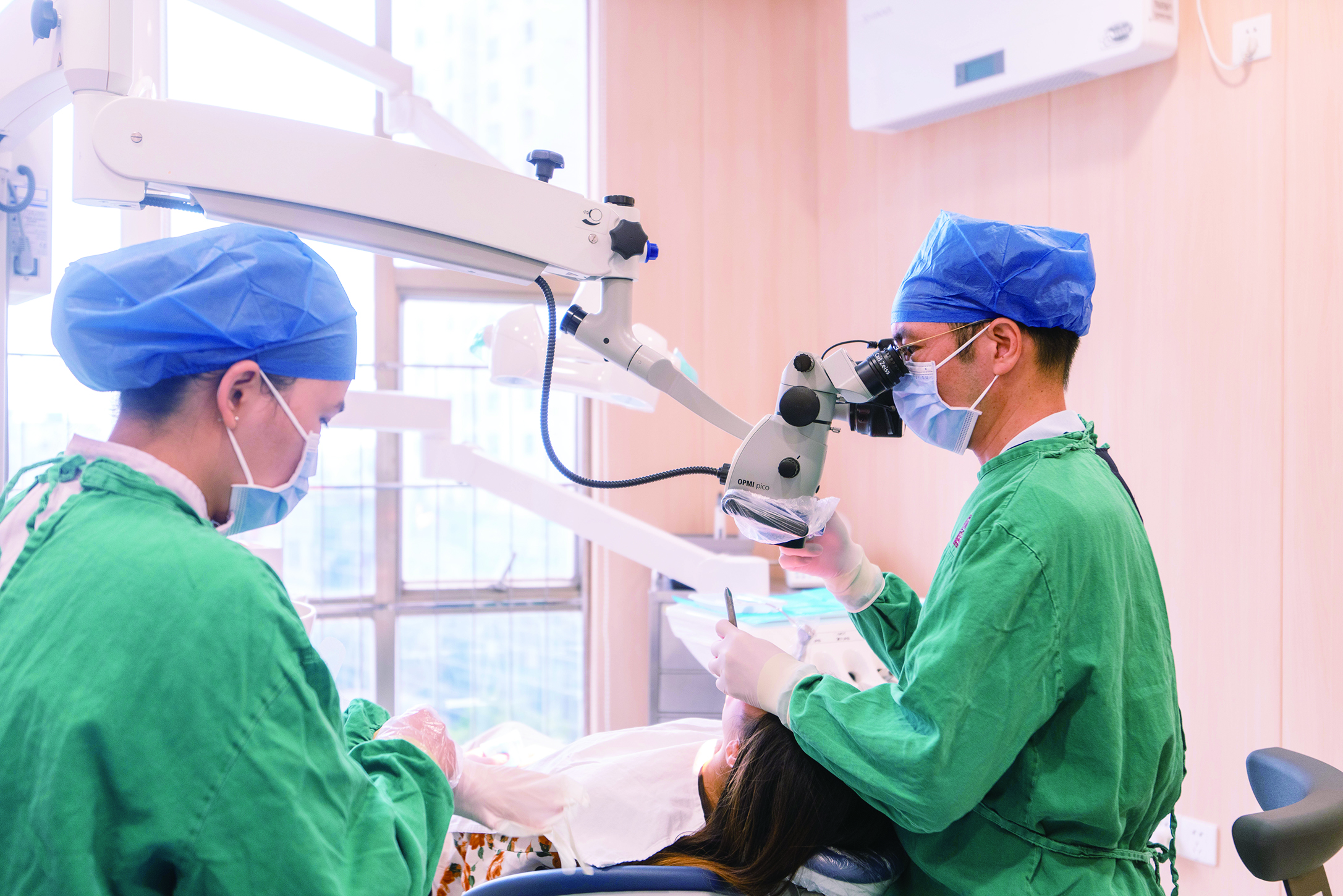     显微根管治疗。 惠州日报记者周楠 摄