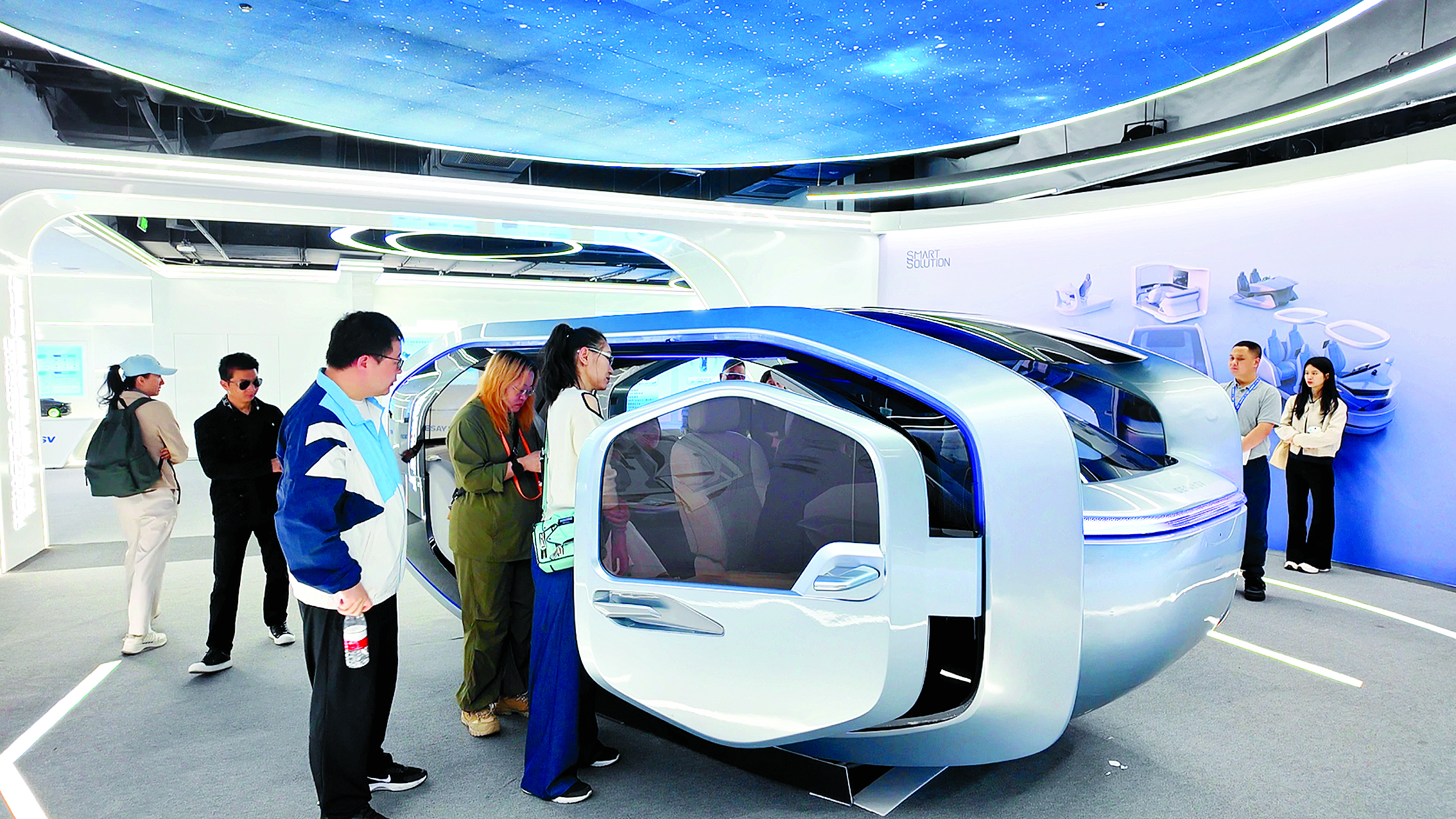     2026影视采风惠州行采风团深入德赛西威感受惠州产业活力。    惠州日报记者龚妍 摄