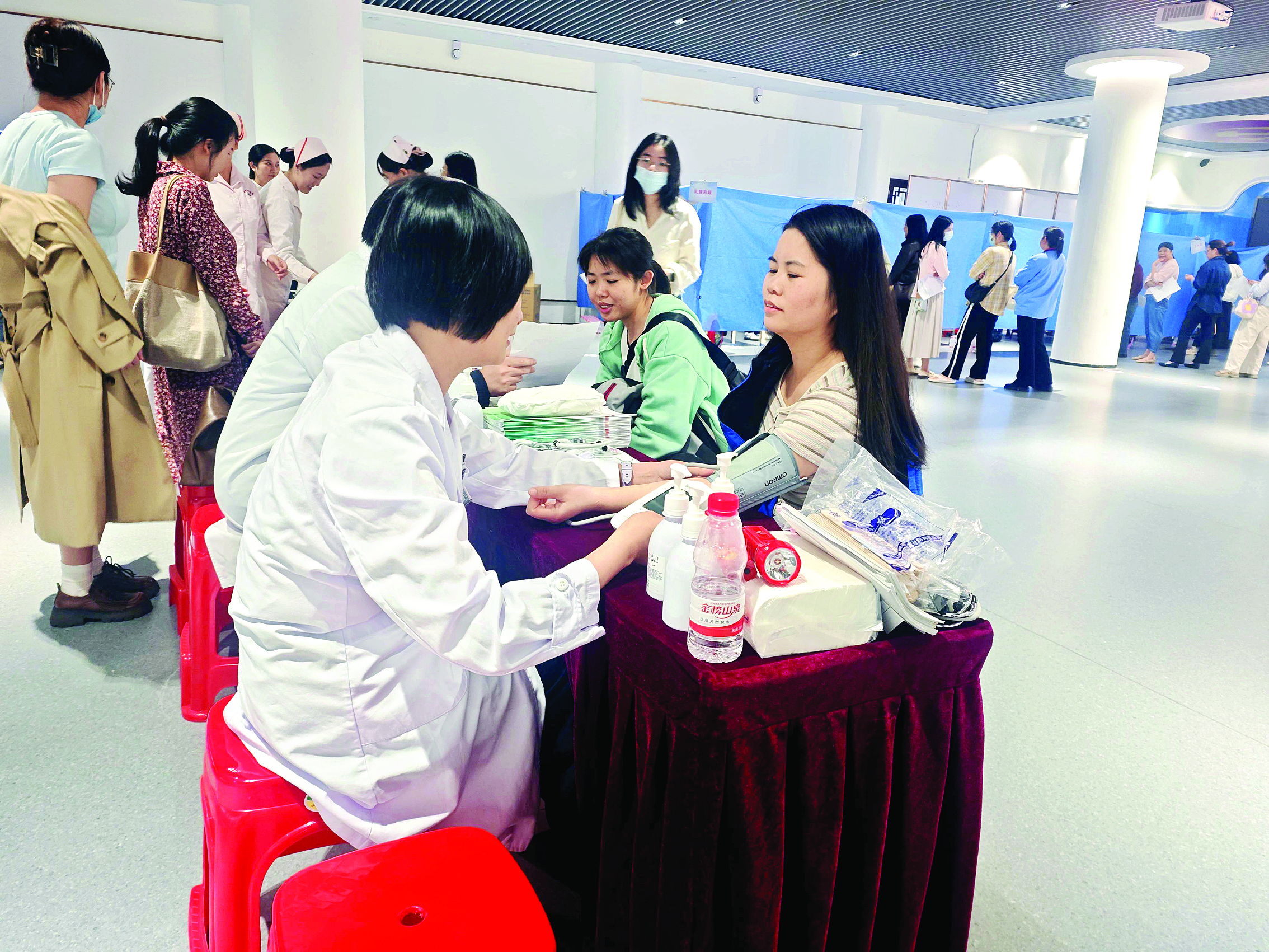     来自广东省工人医院和广东省中医院的医疗团队为参加体检的女职工提供专业检查与健康咨询。    惠州日报记者游璇钰 摄