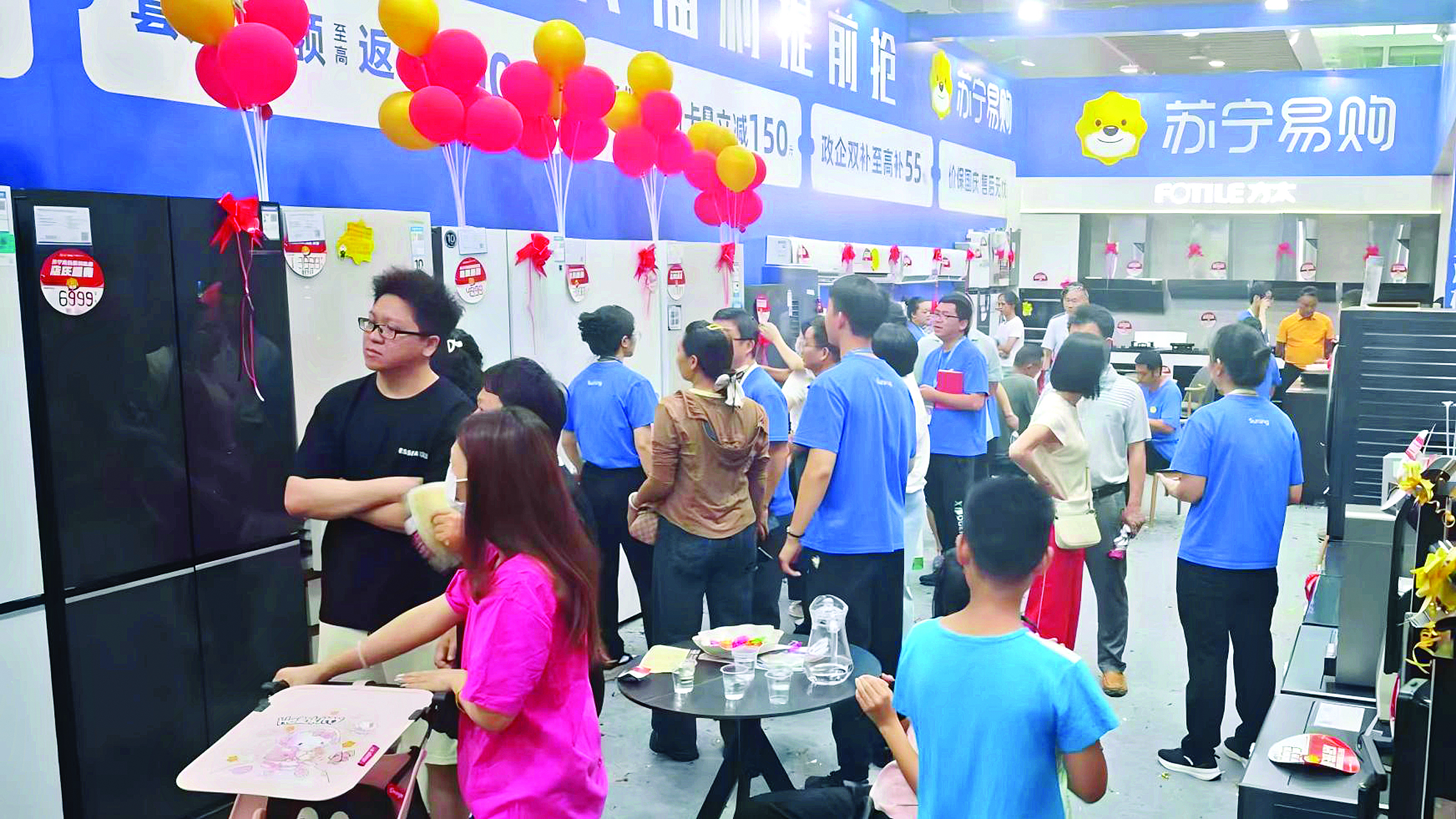     “广货行天下，苏宁惠万家”2026年“3·15”春季专场团购活动吸引不少消费者前来选购。惠州日报记者叶丽莎 通讯员李剑英 摄