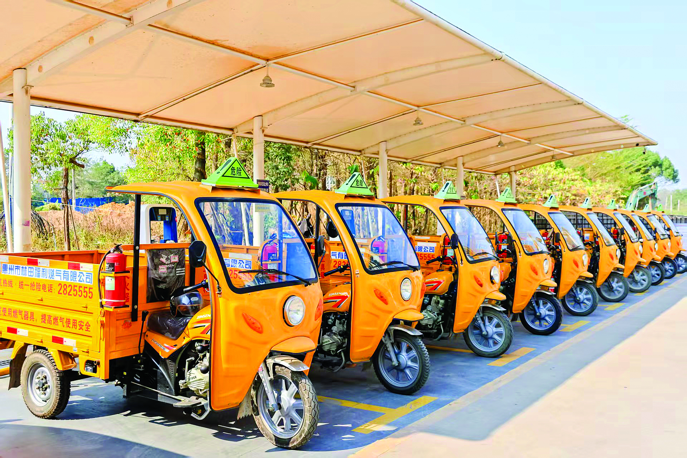     我市一瓶装液化石油气经营企业使用统一配置的配送车辆。    图片由惠州市燃气协会提供