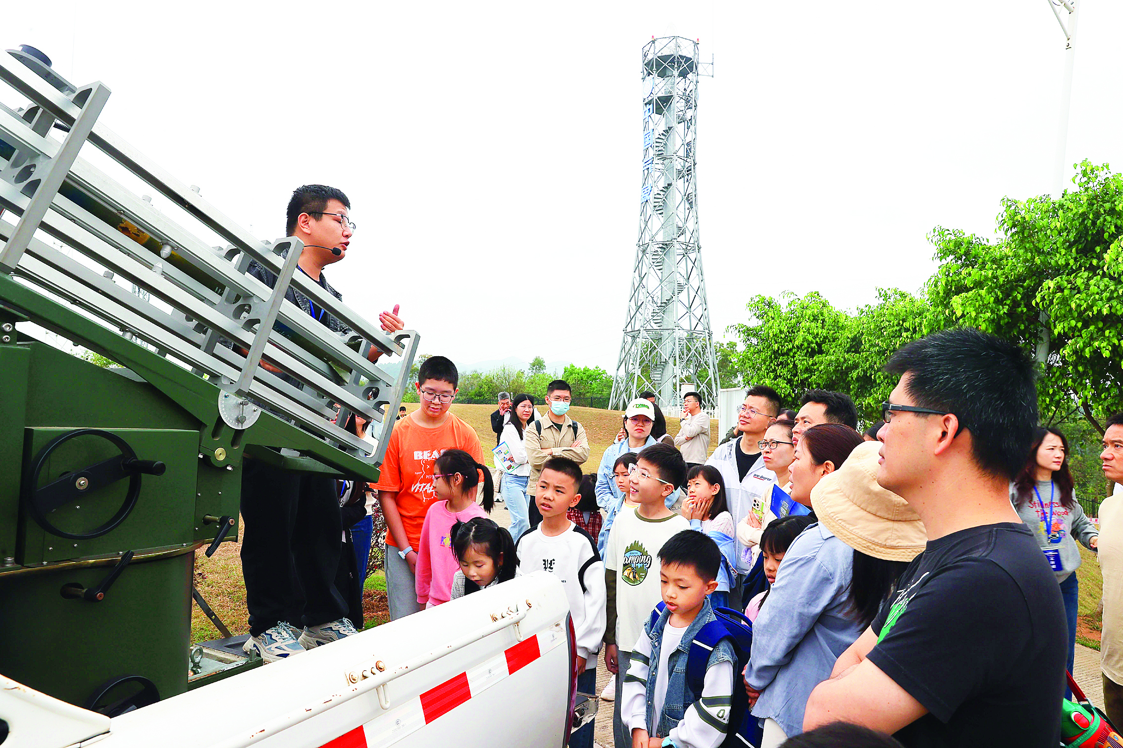     在博罗县气象综合探测基地，市民参观人工增雨作业装备。    惠州日报记者杨建业 摄