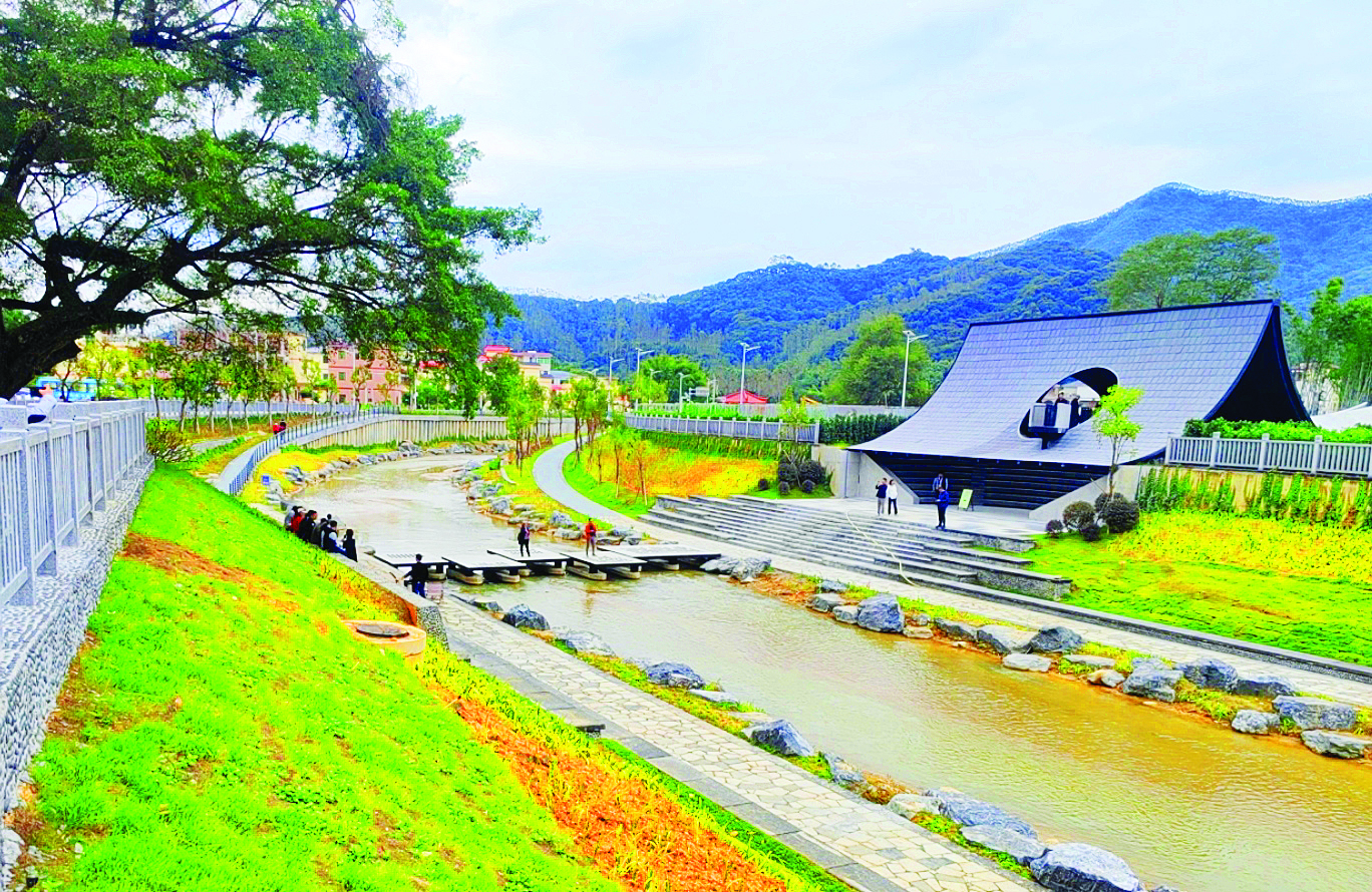 <p>    鳌溪河流经千年古榕驿站。</p>