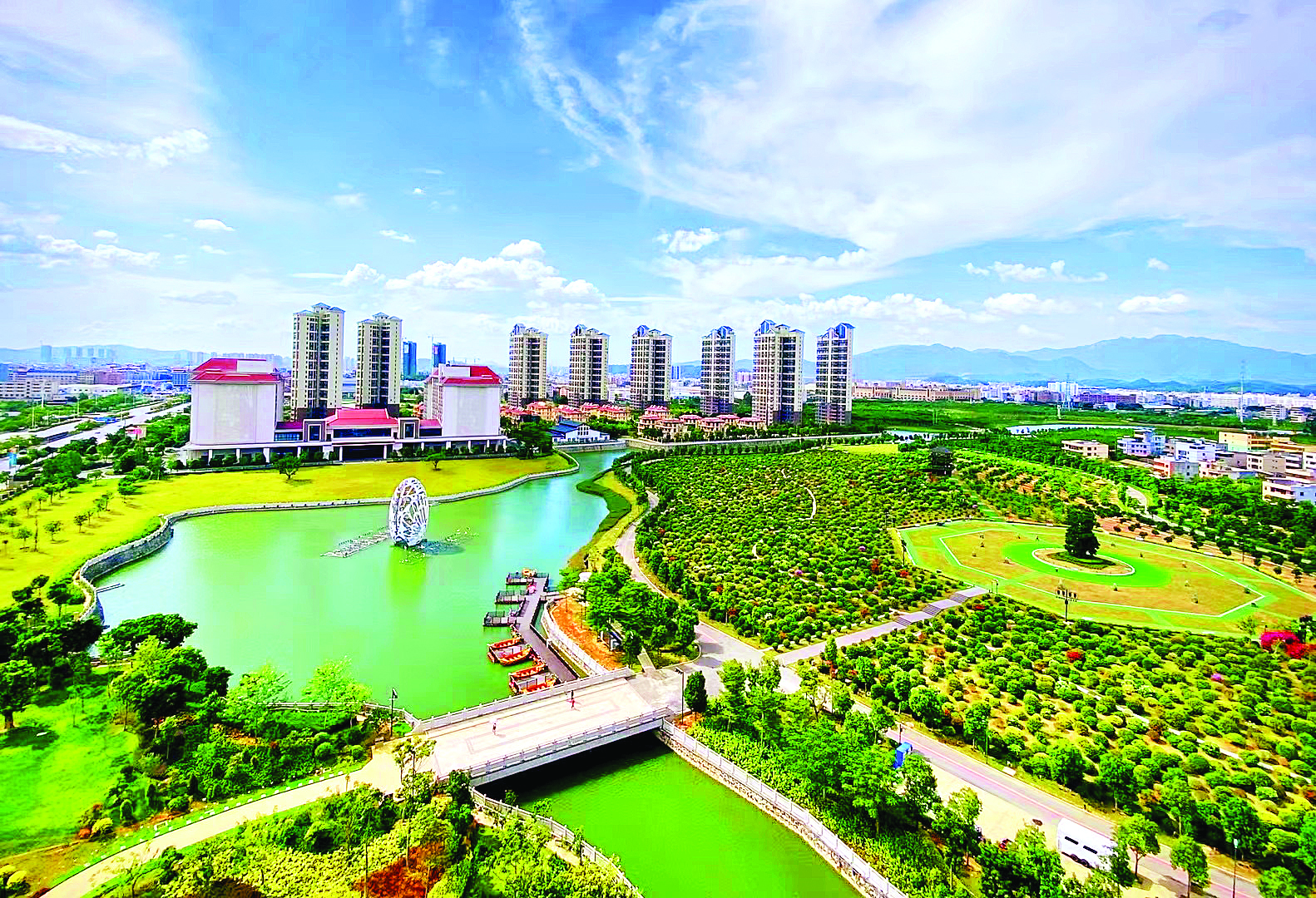 <p>    千花洲水经济新业态项目是集花海、水景、观光竹林、百果园、美食商业、酒店配套于一体的高端旅游观光项目。</p>