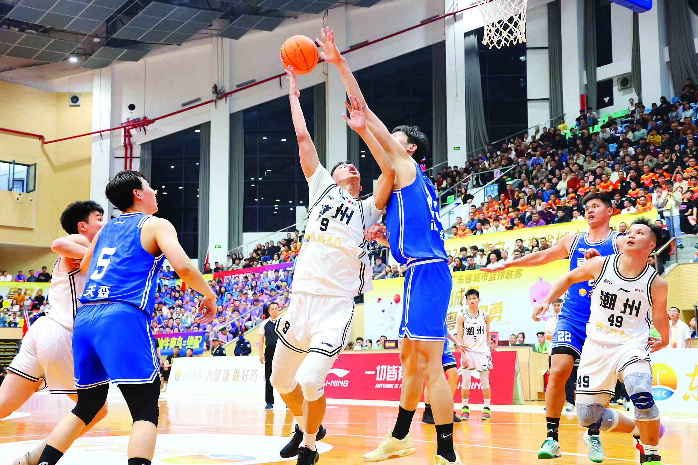     赛场上，双方球员激烈拼抢。惠州日报记者张艺明 汤渝杭 肖泓 摄