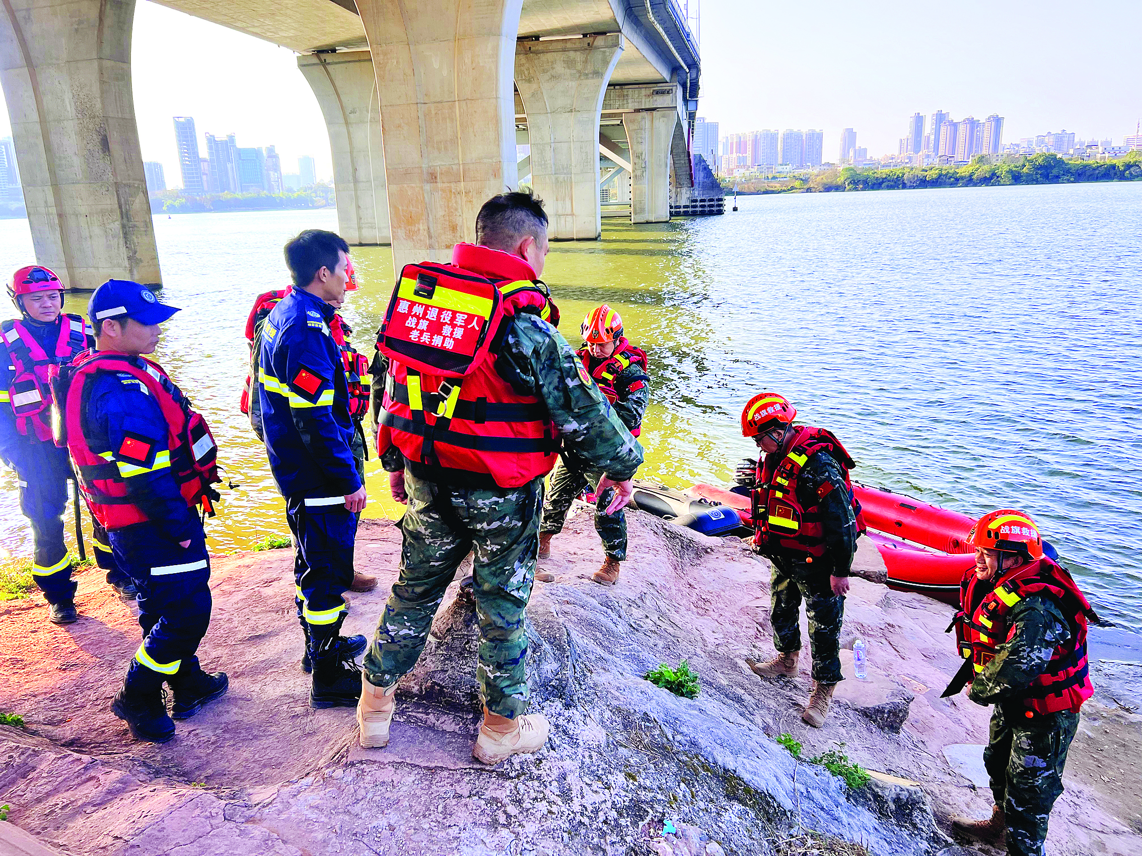     惠州市退役军人战旗志愿服务总队应急救援队发动战旗志愿者开展防溺水安全巡江行动。    惠州市退役军人服务中心供图
