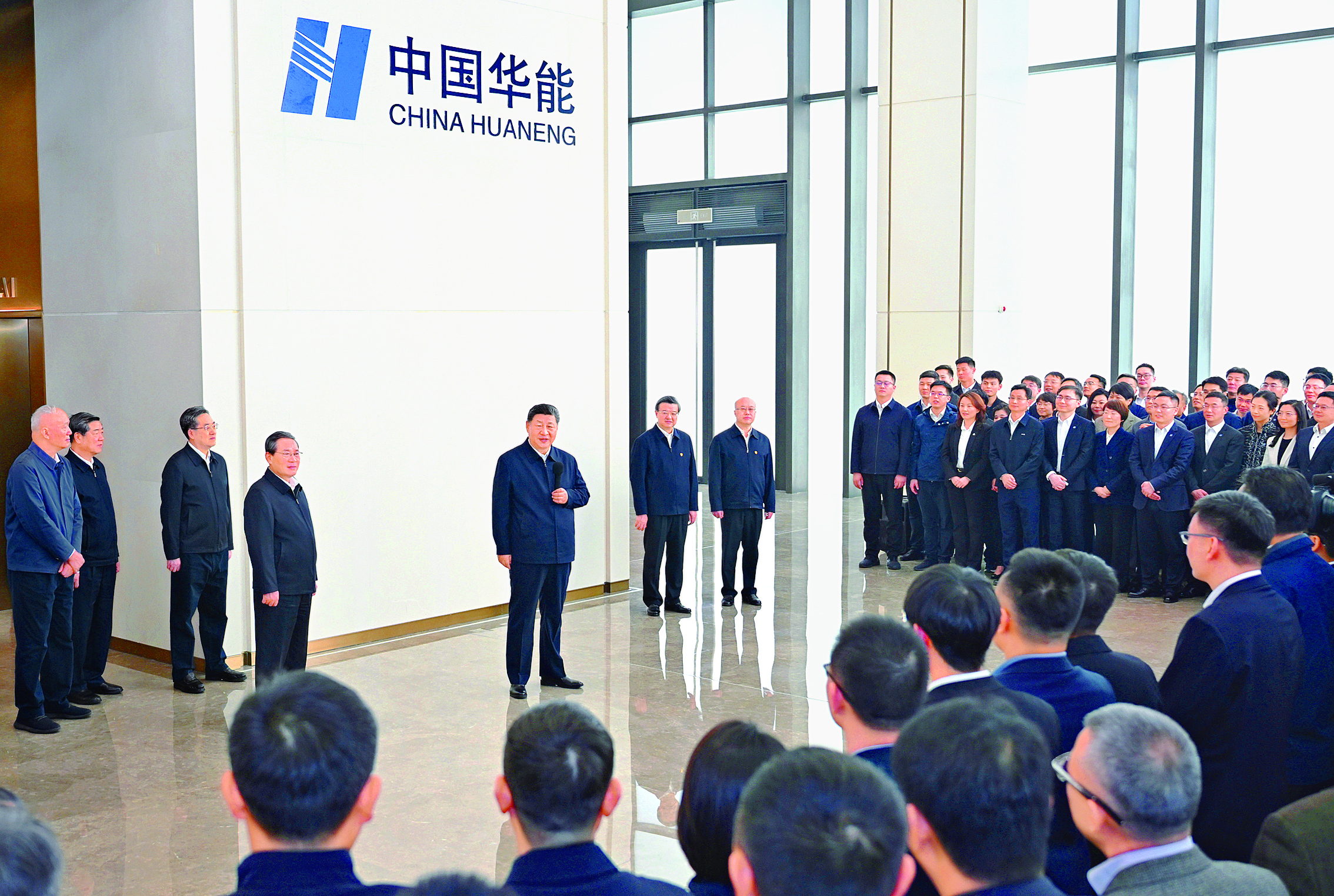     3月23日，中共中央总书记、国家主席、中央军委主席习近平在河北雄安新区考察，并主持召开深入推进雄安新区高质量建设和发展座谈会。这是23日上午，习近平同雄安新区入驻和在建疏解单位干部职工代表亲切交流。新华社发
