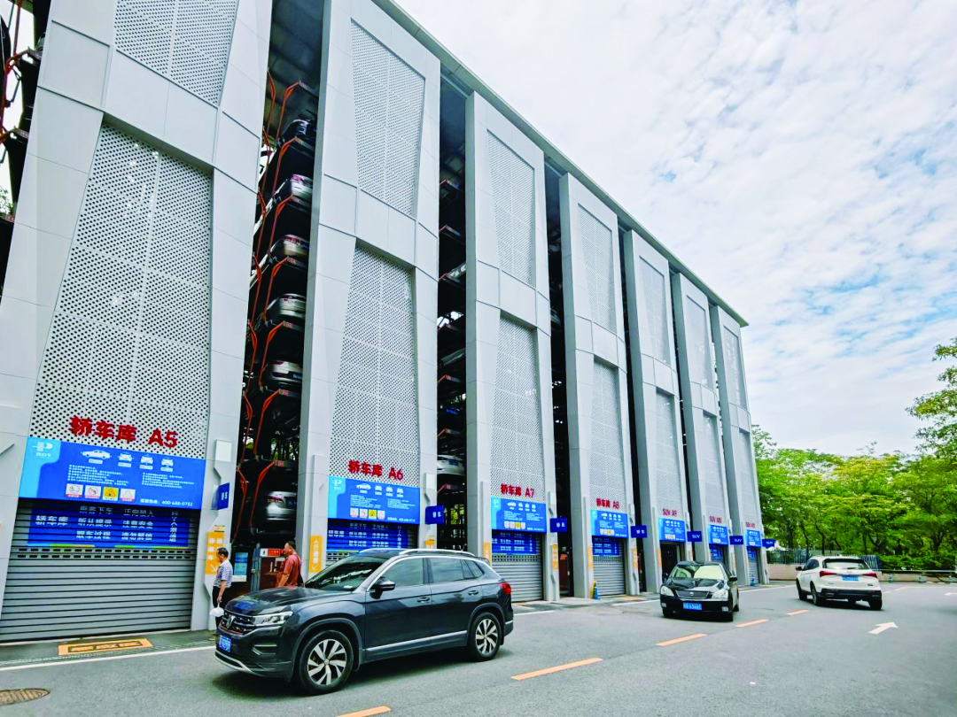     先进的智慧停车场成为城市一道风景线。