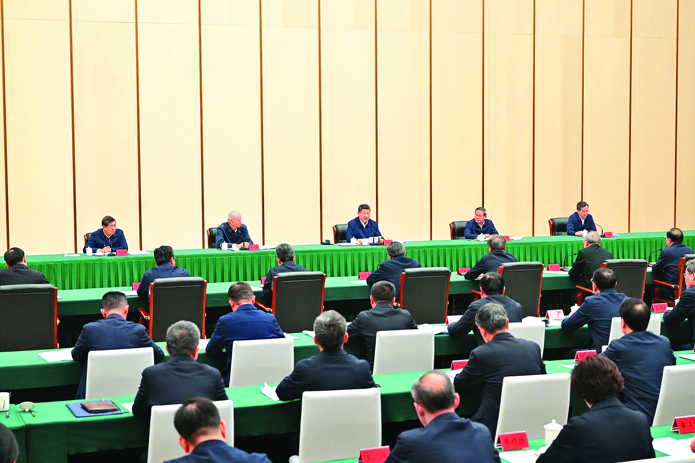     3月23日，中共中央总书记、国家主席、中央军委主席习近平在河北雄安新区考察，并主持召开深入推进雄安新区高质量建设和发展座谈会。这是23日下午，习近平主持召开深入推进雄安新区高质量建设和发展座谈会并发表重要讲话。新华社发