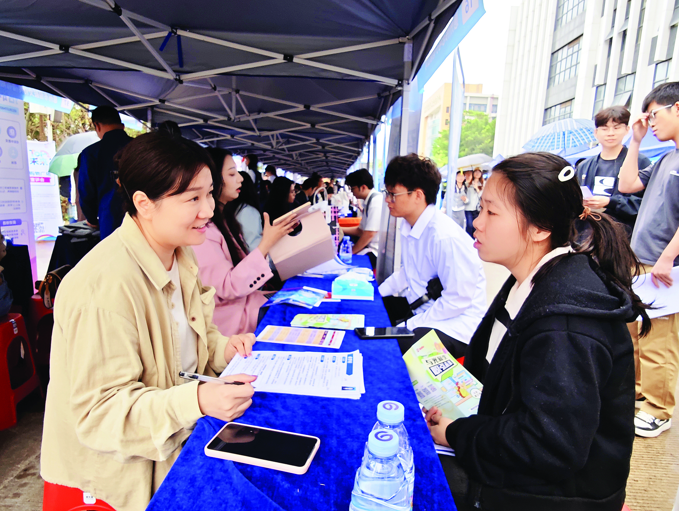     惠州学院2026届毕业生春季供需见面会现场求职氛围火热，供需两旺。
