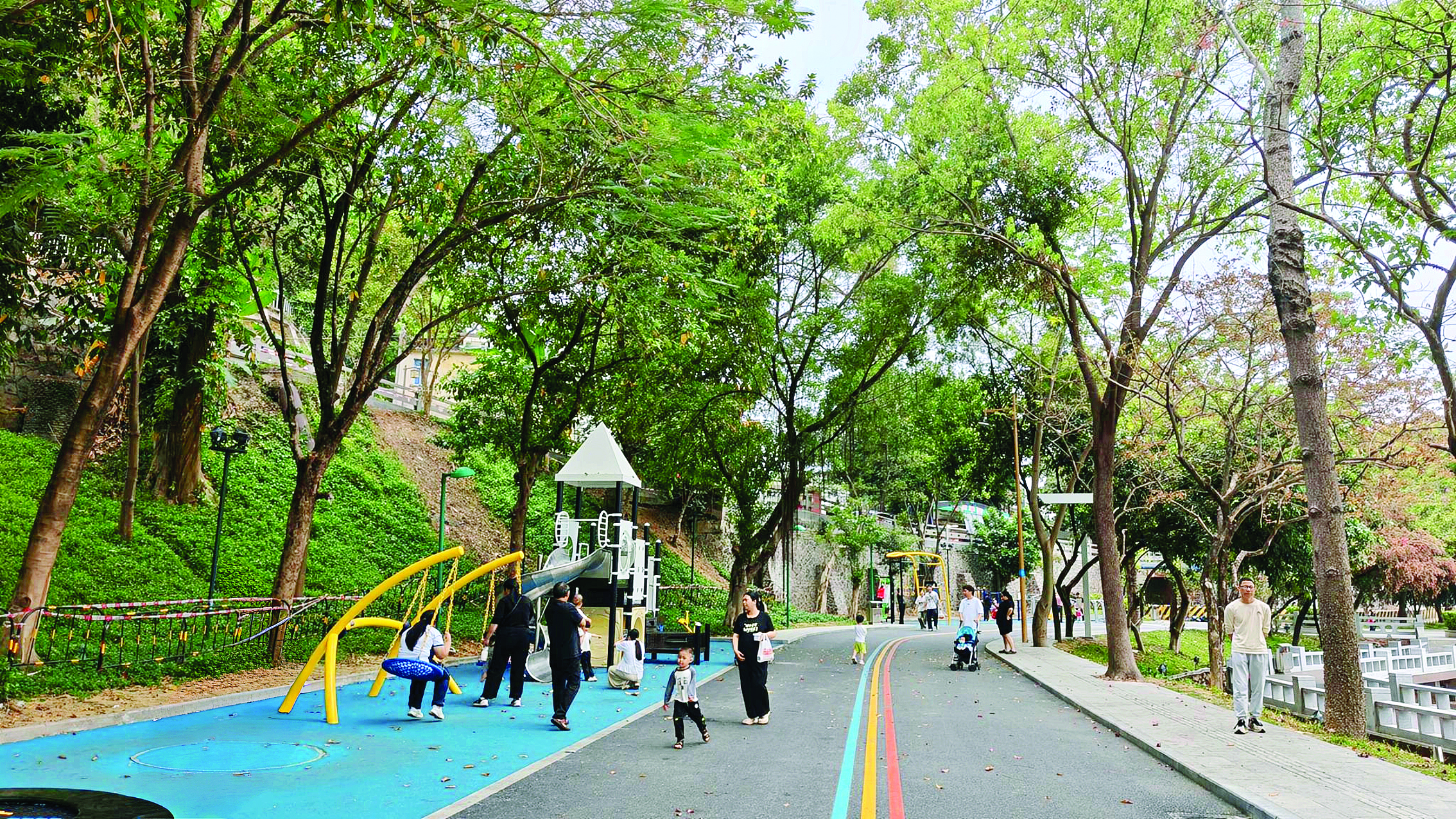     市民在“家门口的乐园”休闲玩乐。惠州日报记者李燕文 摄
