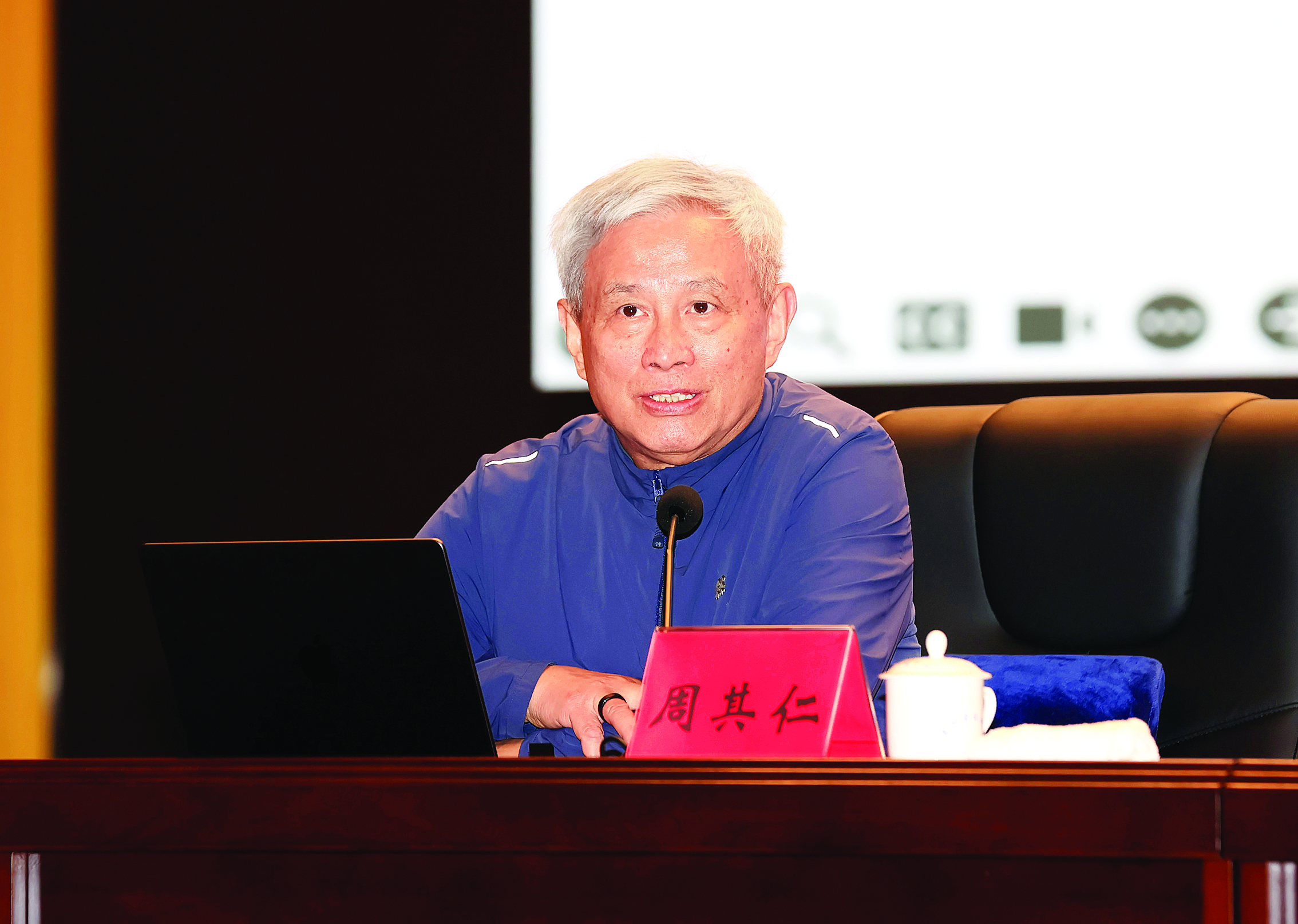     周其仁作专题辅导报告。    惠州日报记者杨建业 摄