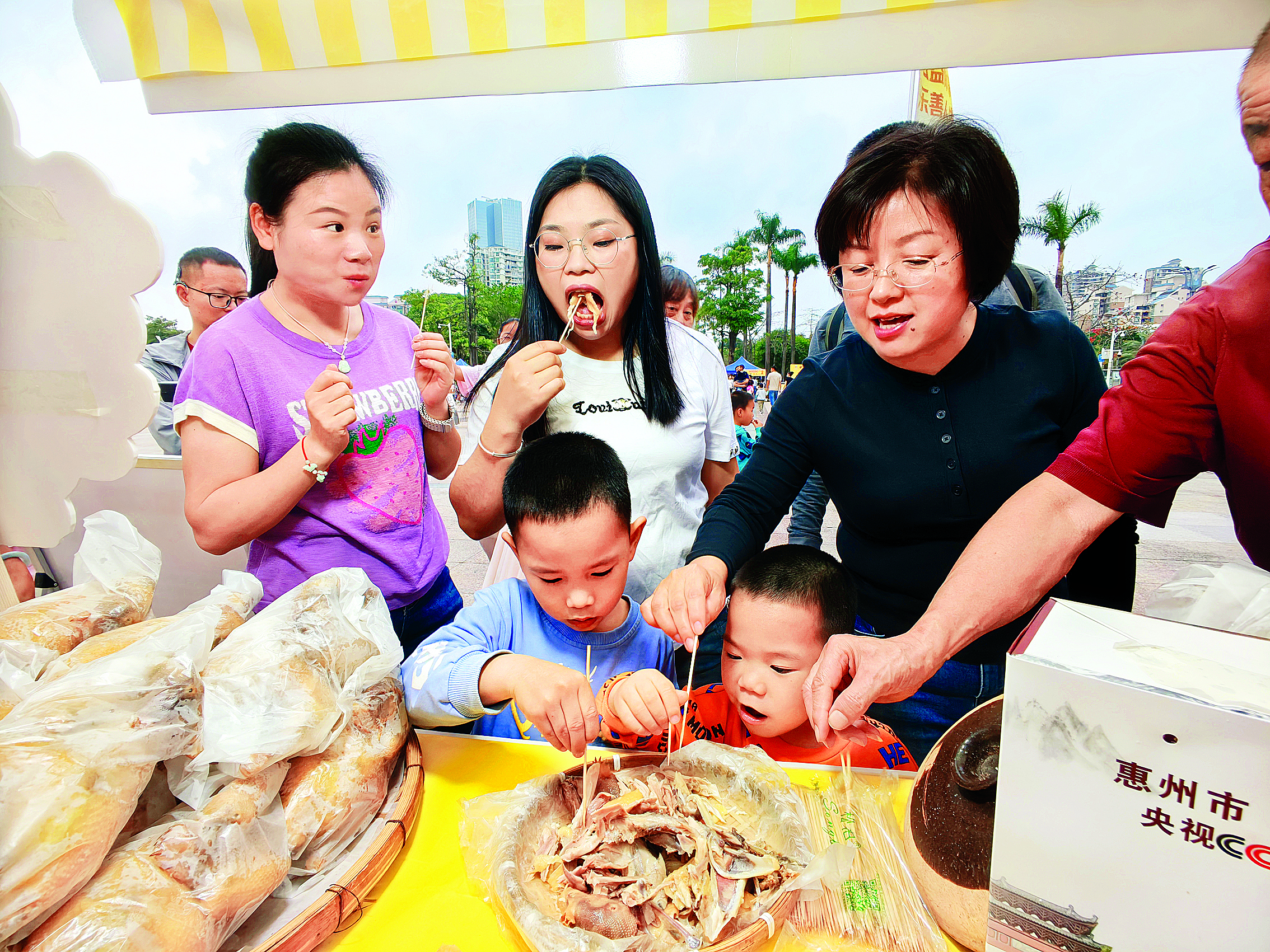 <p>    场外试吃东江盐焗鸡。</p>