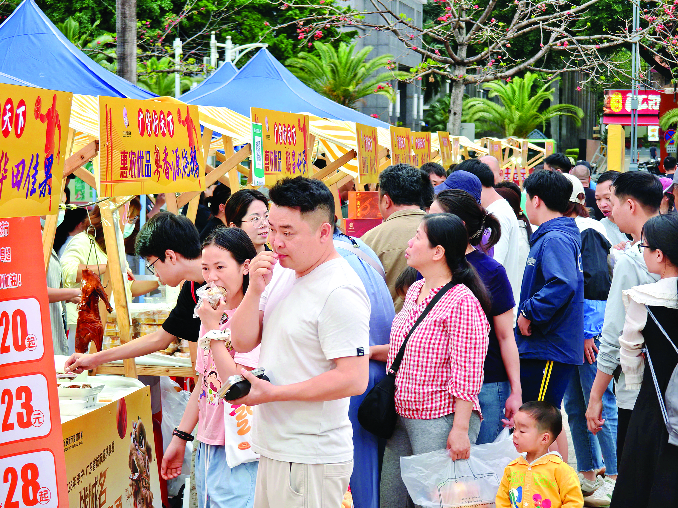     美食集市吸引众多市民试吃。