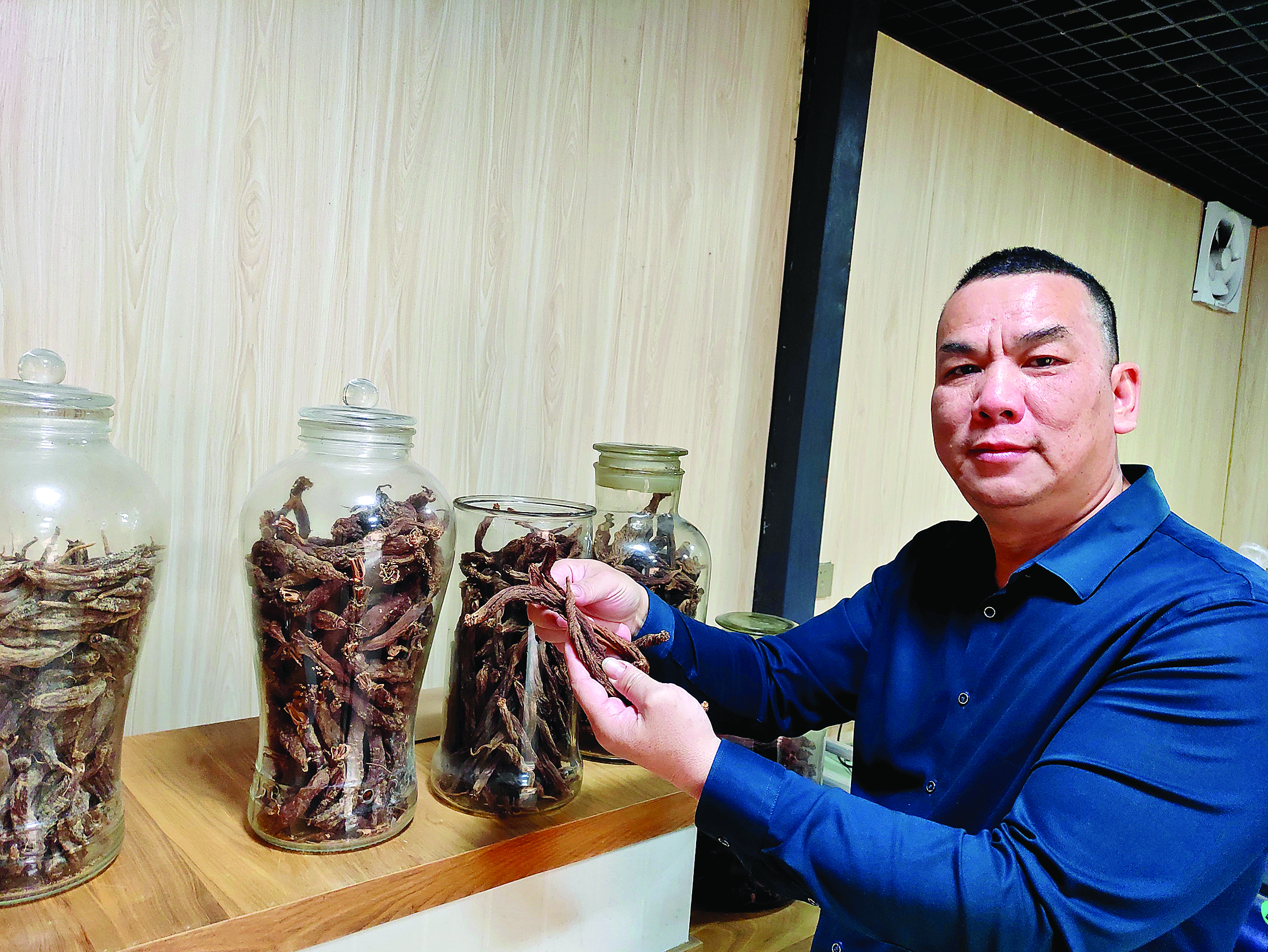     郑振军重点打造的萝卜干。惠州日报记者侯县军 摄