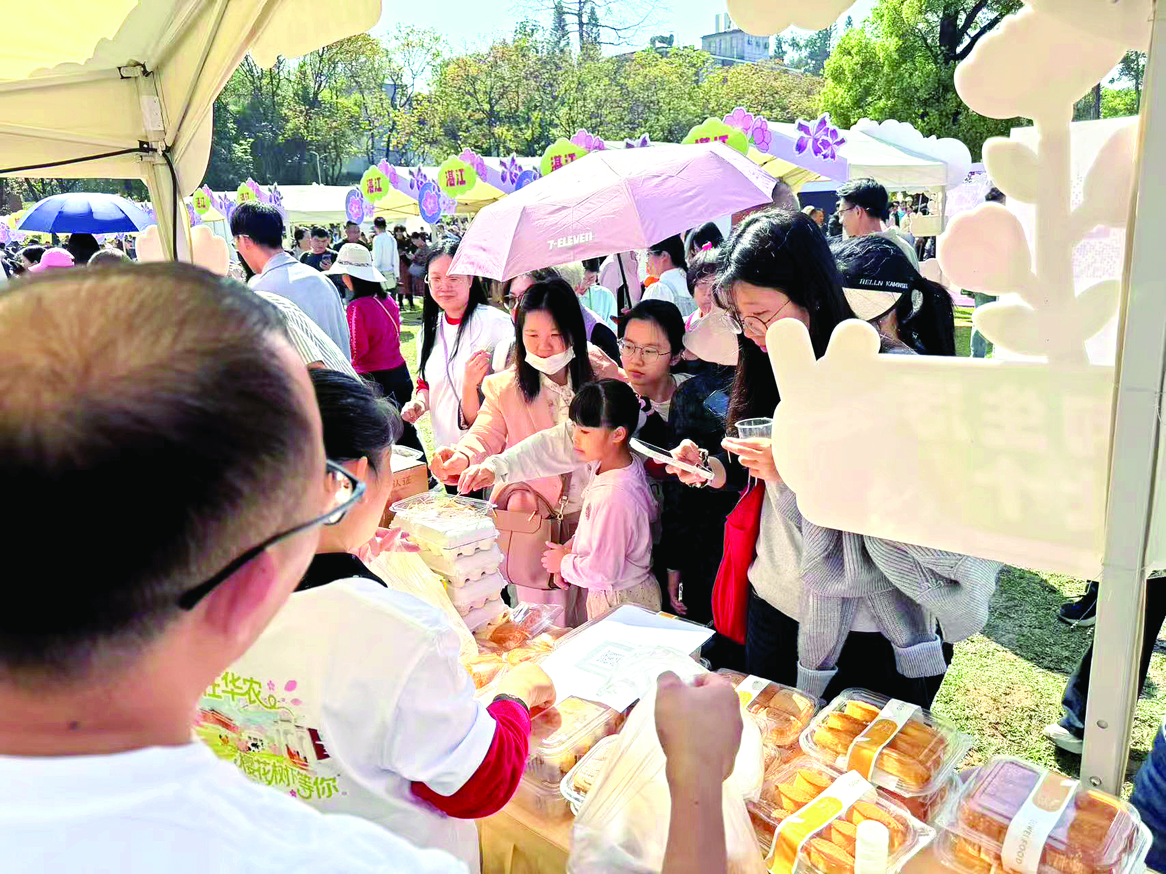     惠州多家畜牧龙头企业携优质产品亮相，吸引众多市民选购。    图片由采访对象提供