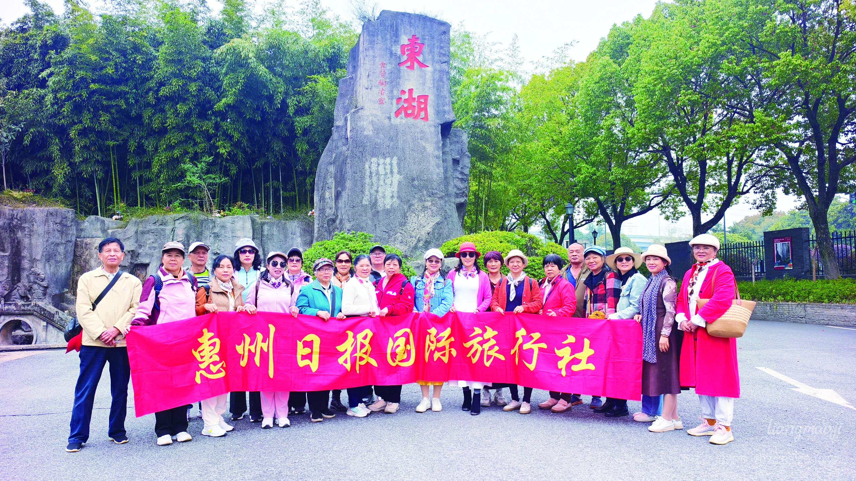     团友合影。  梁毛记 摄