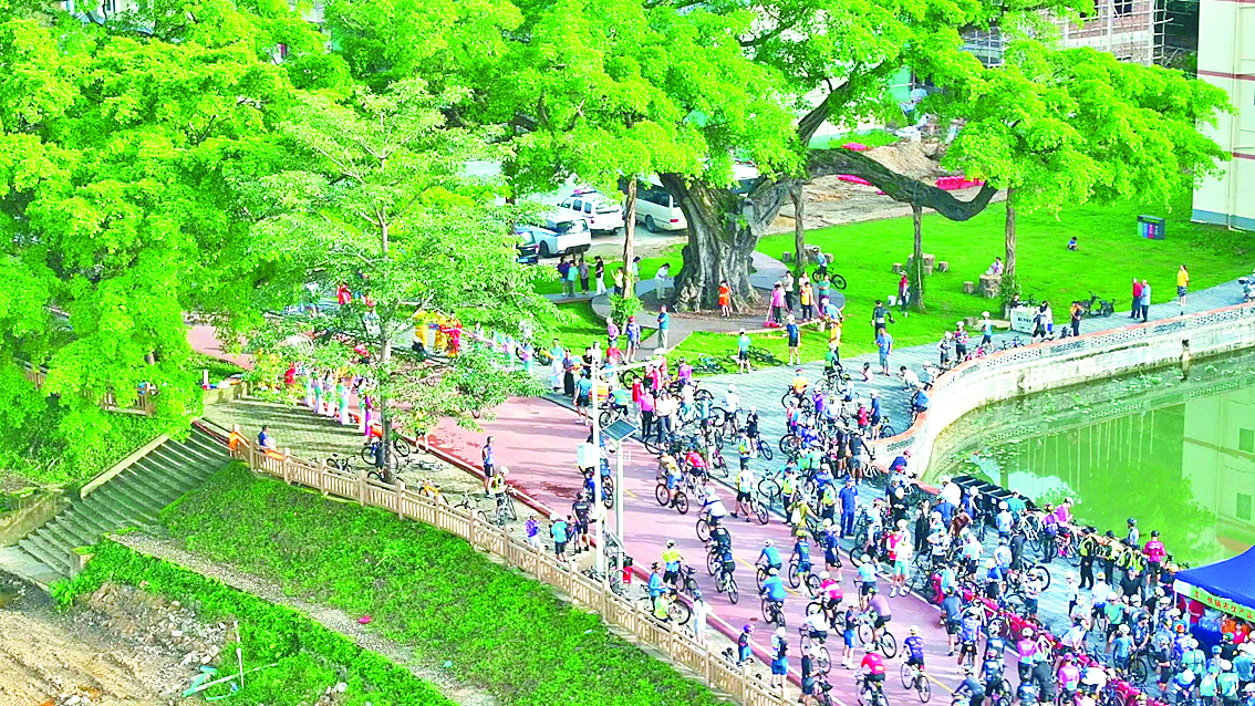     每逢节假日，麻榨镇中心村游客络绎不绝。