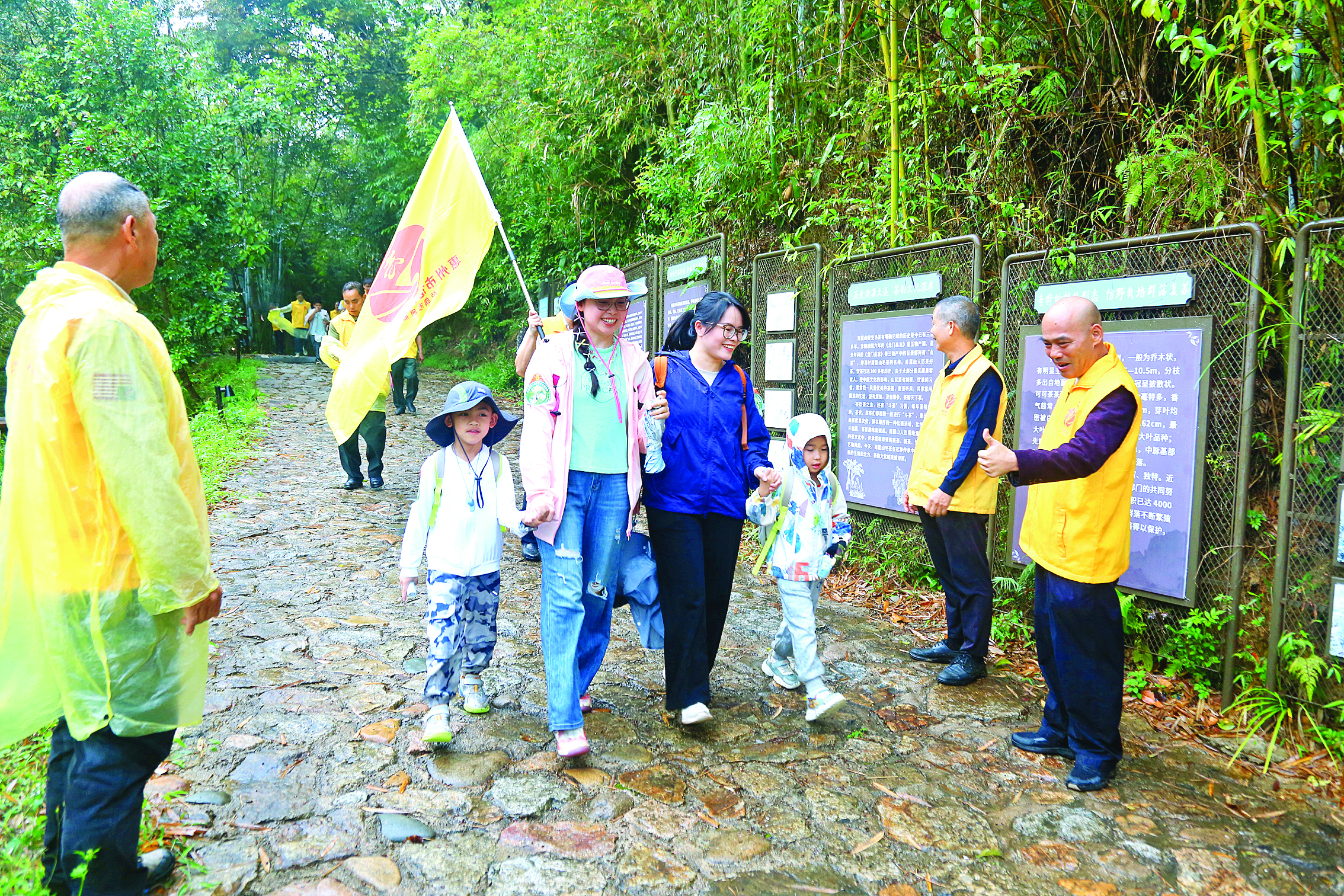     亲子徒步感受南昆山大自然鬼斧神工。